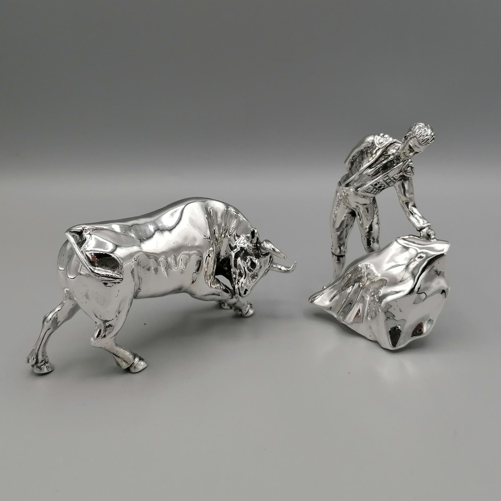 Massives Stier- und Bullfighter-Miniatur aus Sterlingsilber.
Der Stier und der Stier wurden mit der Gusstechnik hergestellt und dann gemeißelt, um die Details hervorzuheben.
Die Präzision der Silberschmiede, die Skulptur angefertigt haben,