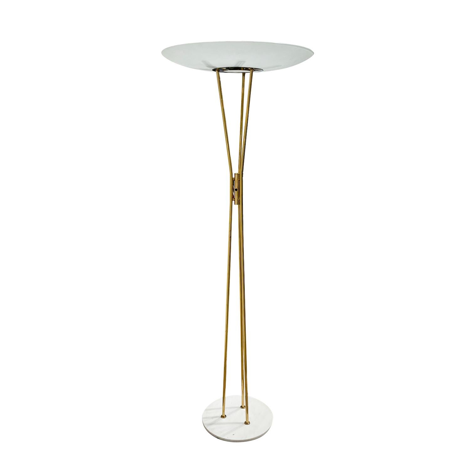 A vintage Mid-Century modern Italian floor lamp made of hand crafted polished brass designed by Gaetano Sciolari and produced by Stilnovo, in good condition. The sculptural light is composed with a large curved shade which is made of hand blown