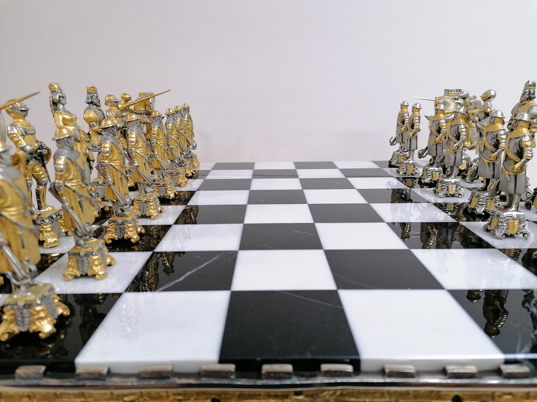 Table italienne du 21e siècle, plateau d'échecs avec jeu d'échecs en vente 1