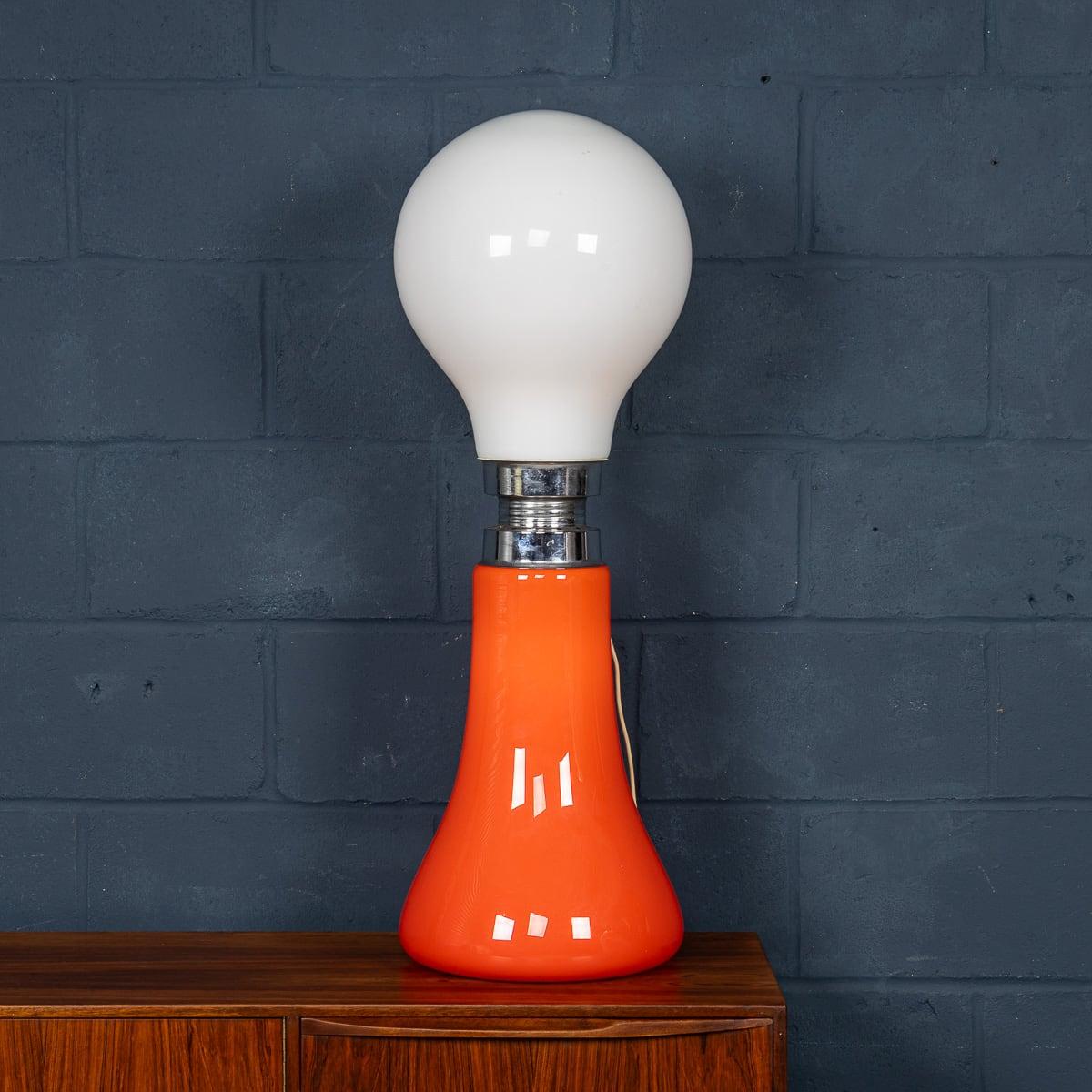 Magnifique lampe de table italienne vintage réalisée par Carlo Nason pour Mazzega. Produite à Murano, Venise, dans les années 1970, cette lampe en chrome et en verre illustre le savoir-faire de Carlo Nason. Utilisant des couleurs vibrantes, Whiting