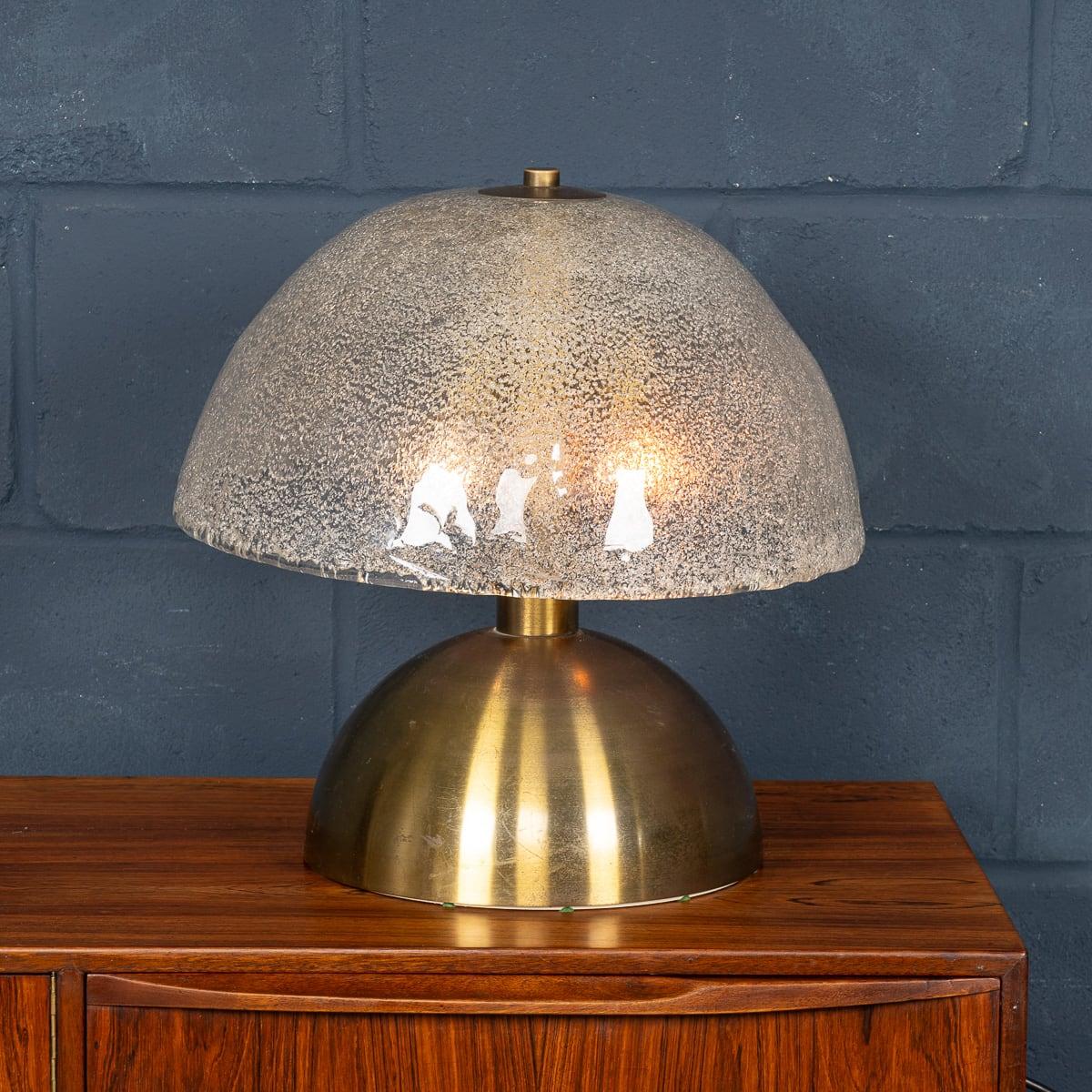 Una squisita lampada da tavolo vintage, disegnata da Angelo Brotto e realizzata in Italia nella seconda metà del XX secolo. L'estetica armoniosa della lampada è definita dalla base a forma di cupola, che rispecchia l'elegante curvatura del paralume