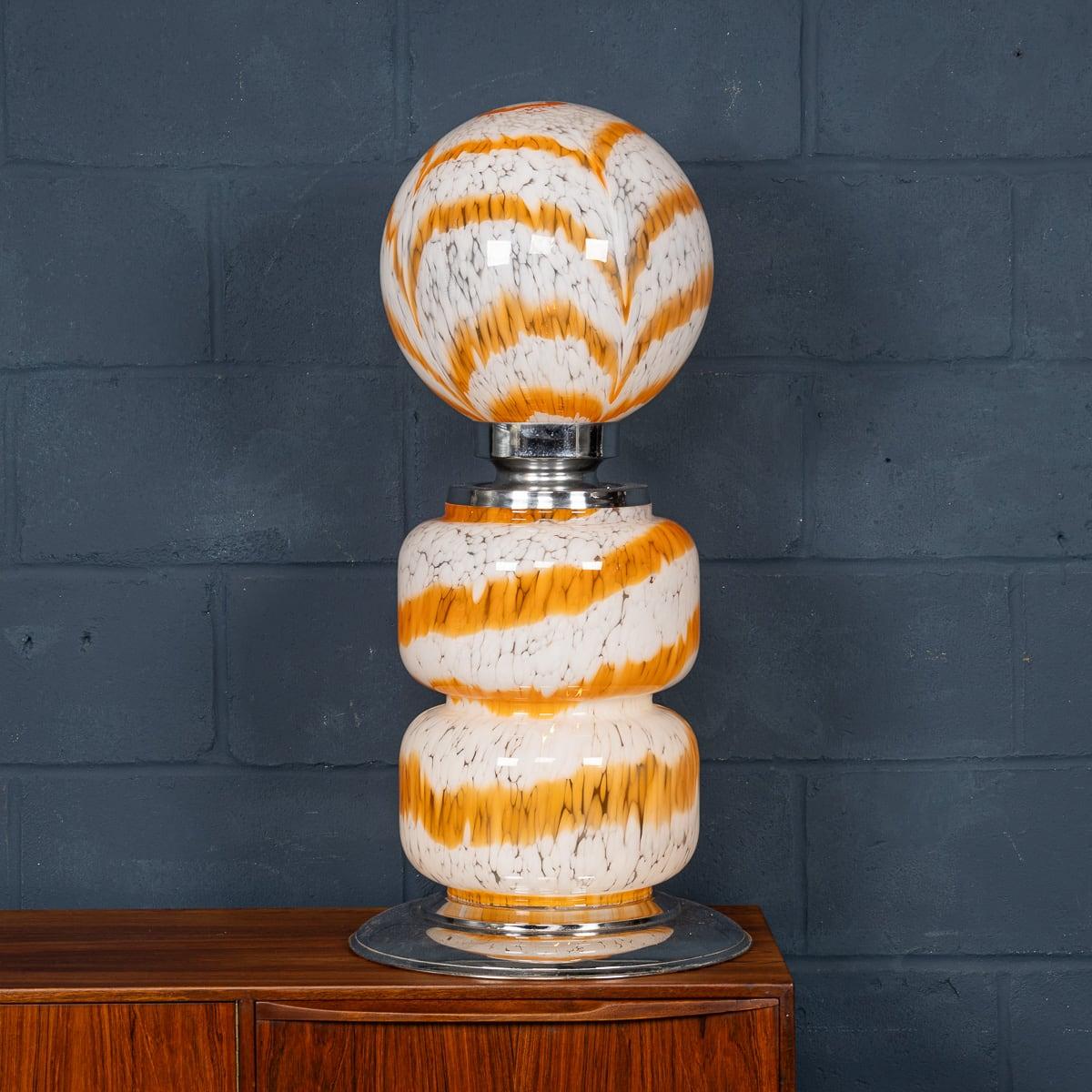 Magnifique lampe de table italienne vintage réalisée par Carlo Nason pour Mazzega, aux proportions impressionnantes. Produite à Murano, Venise, dans les années 1970, cette lampe en chrome et en verre illustre le savoir-faire de Carlo Nason. Nason a