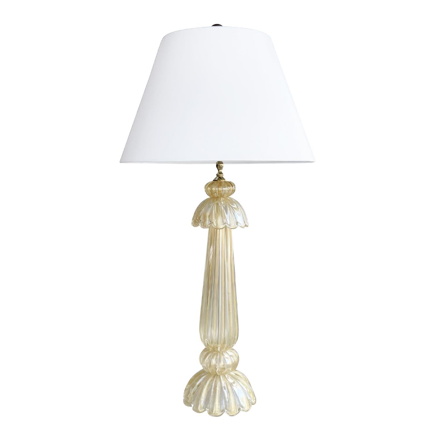 A tall, vintage Mid-Century Modern Italian table lamp with a new round white shade, made of hand blown frosted Murano glass Oro Sommerso, produced by Barovier & Toso in good condition. The round base of the desk light supports the long twisting