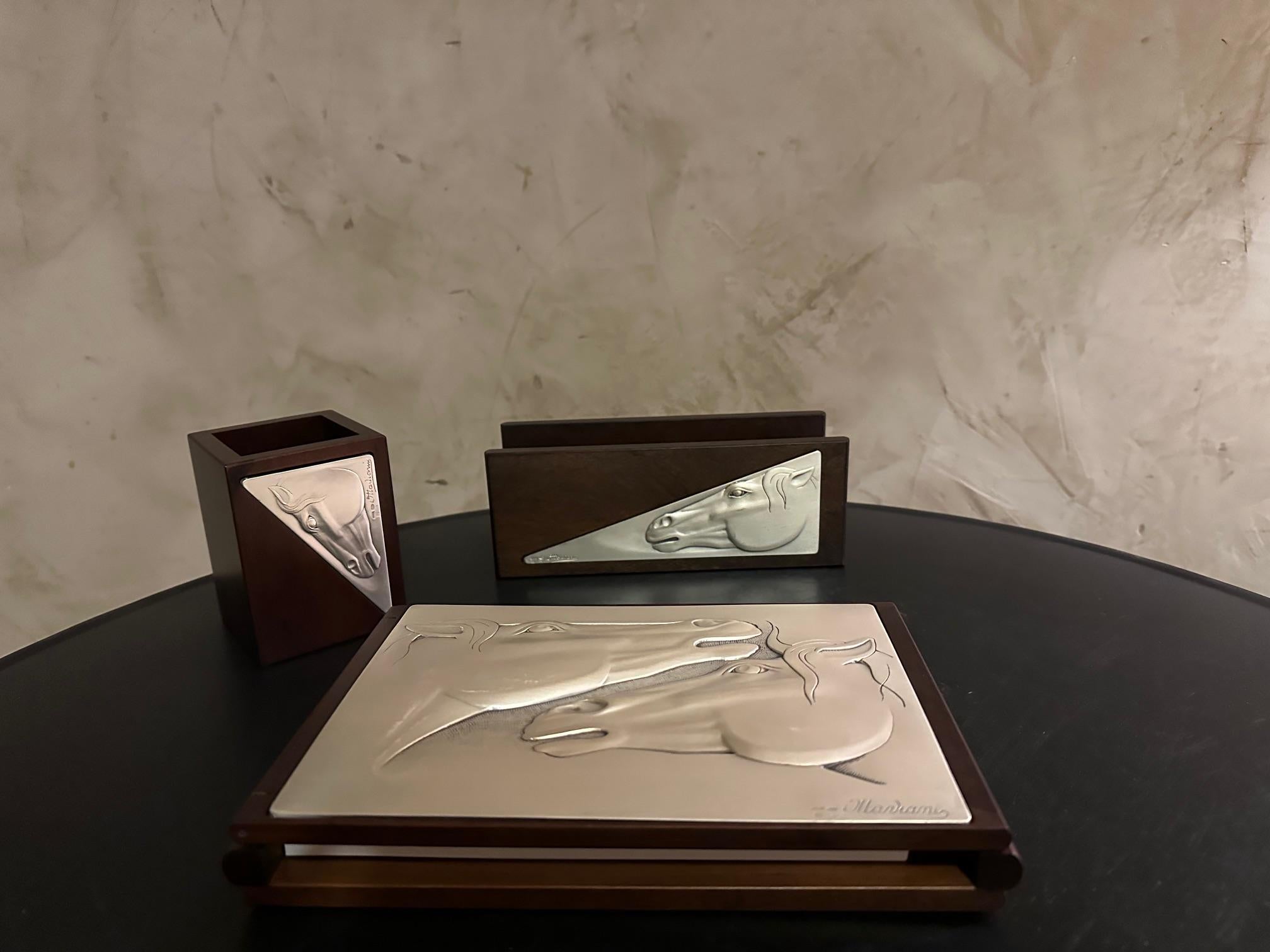 Very beautiful Italian desk set from the 70s consisting of a mail holder, a notepad and a pen holder.
Made of teak and a silver face decorated with horse heads.
Signed Ottaviani and silver and goldsmith's mark visible next to the signature.
Very