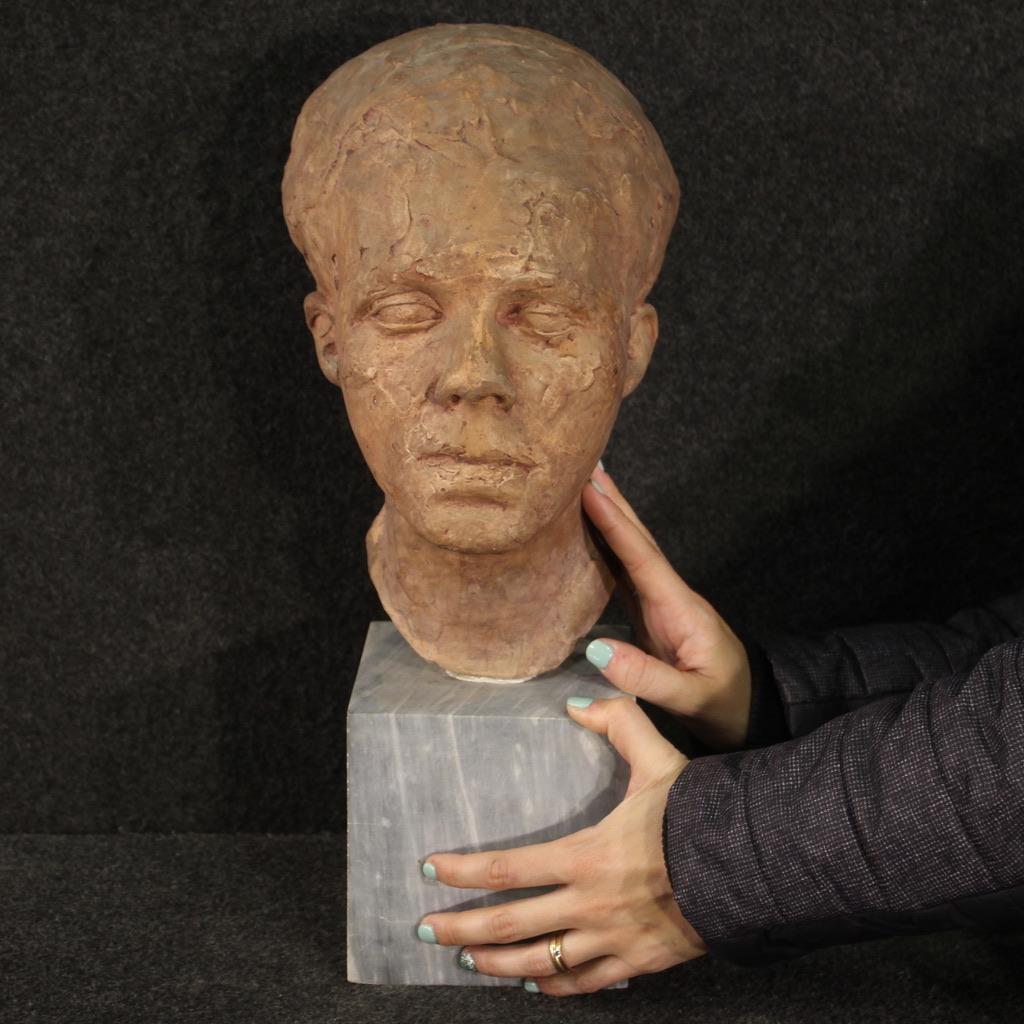 Interesting Italian sculpture from the 20th century. Terracotta object depicting a man's face of beautiful quality and pleasant decor. Sculpture in beautiful patina fixed on a marble base, 6-sided cube with a length/height of approximately 14 cm.