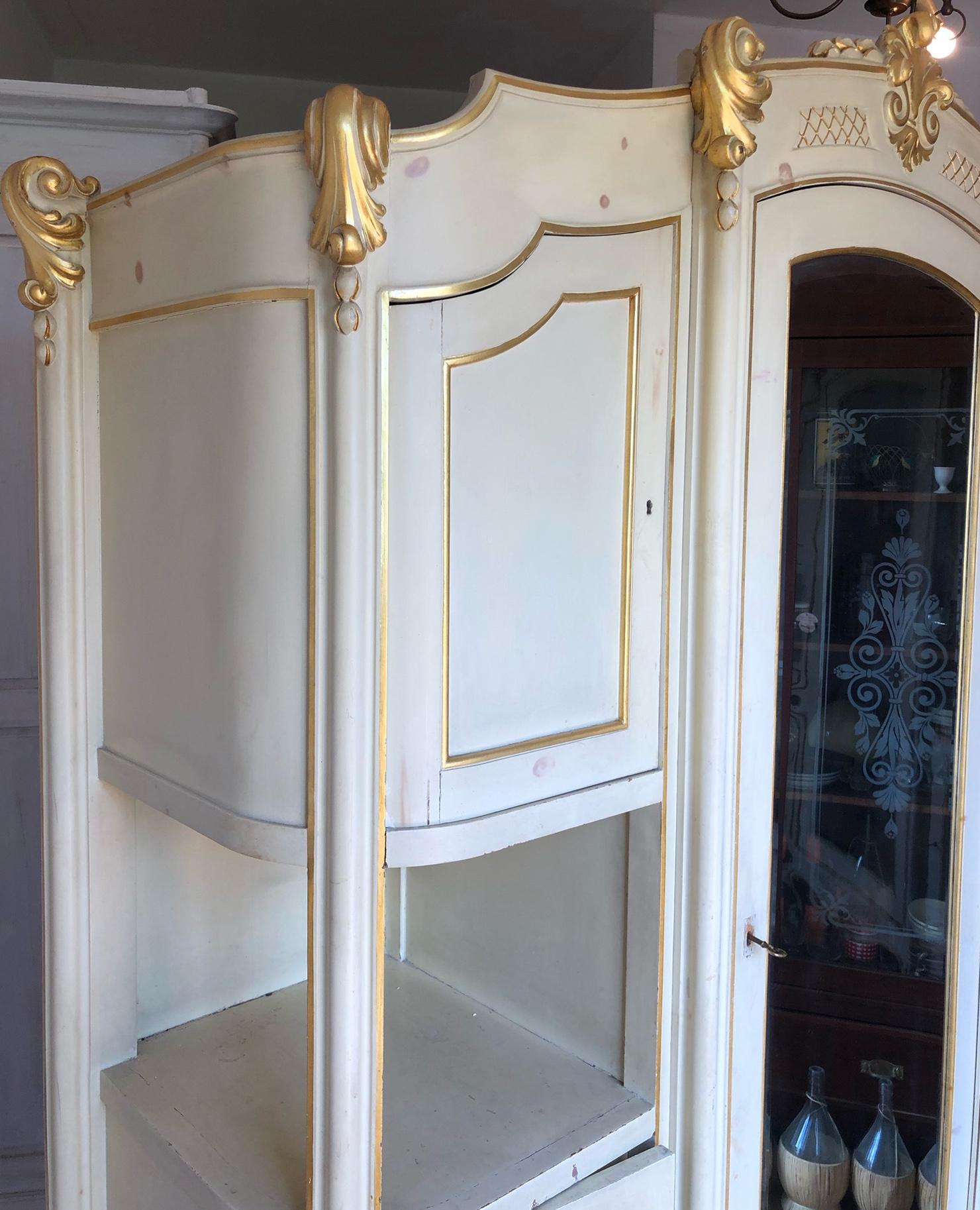 20th Century Italian Three Door Wardrobe in Original Cream Colour and Gold For Sale 2