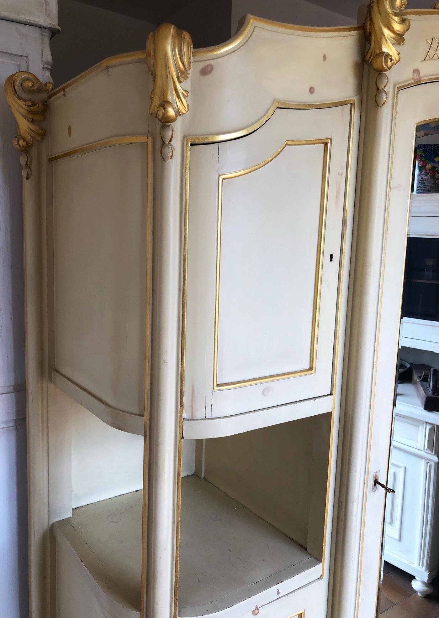 20th Century Italian Three Door Wardrobe in Original Cream Colour and Gold For Sale 5