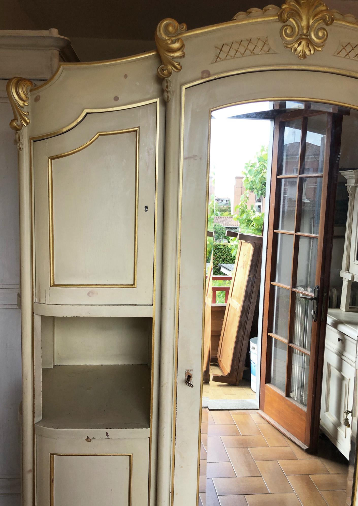 20th Century Italian Three Door Wardrobe in Original Cream Colour and Gold For Sale 6