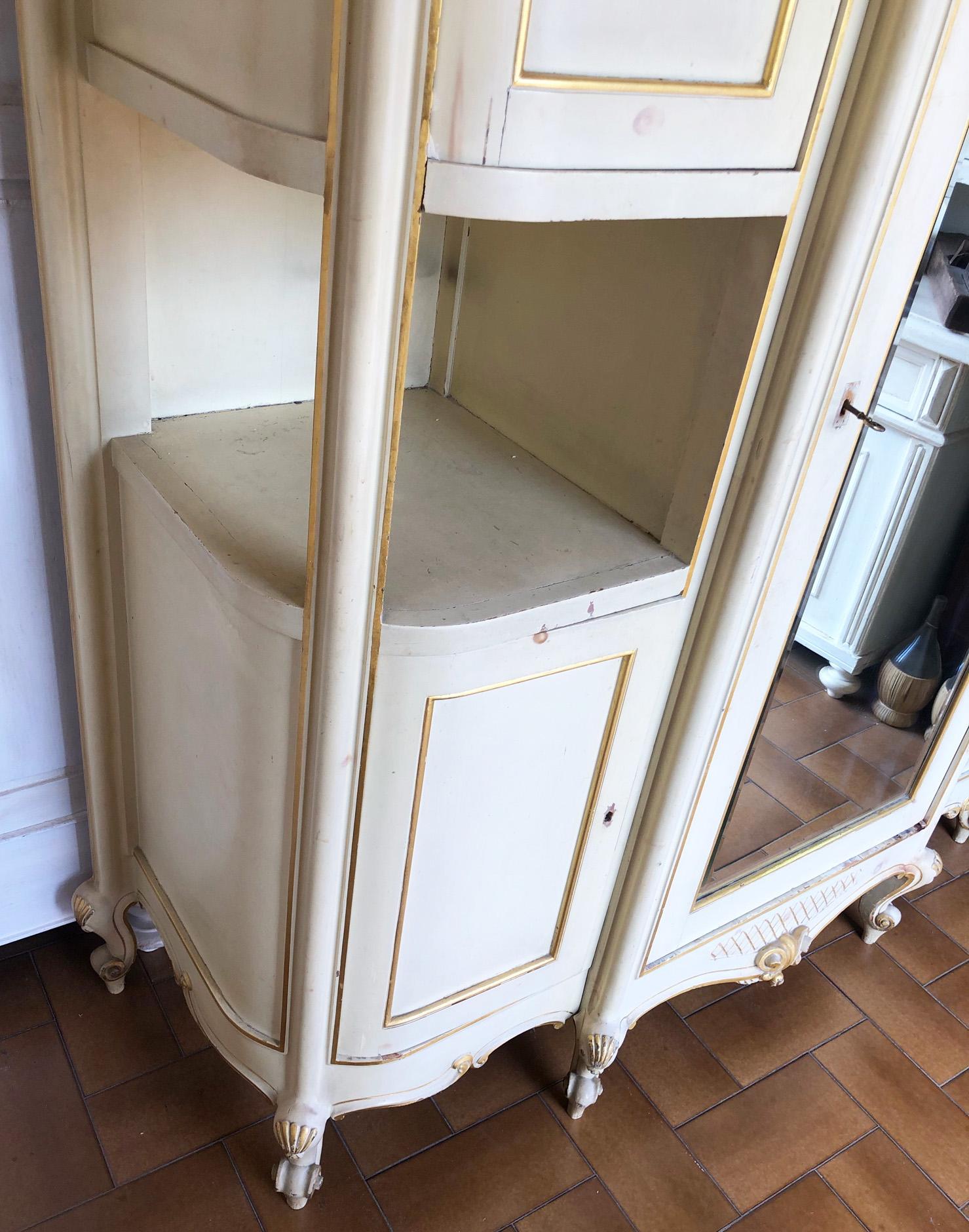 20th Century Italian Three Door Wardrobe in Original Cream Colour and Gold For Sale 7