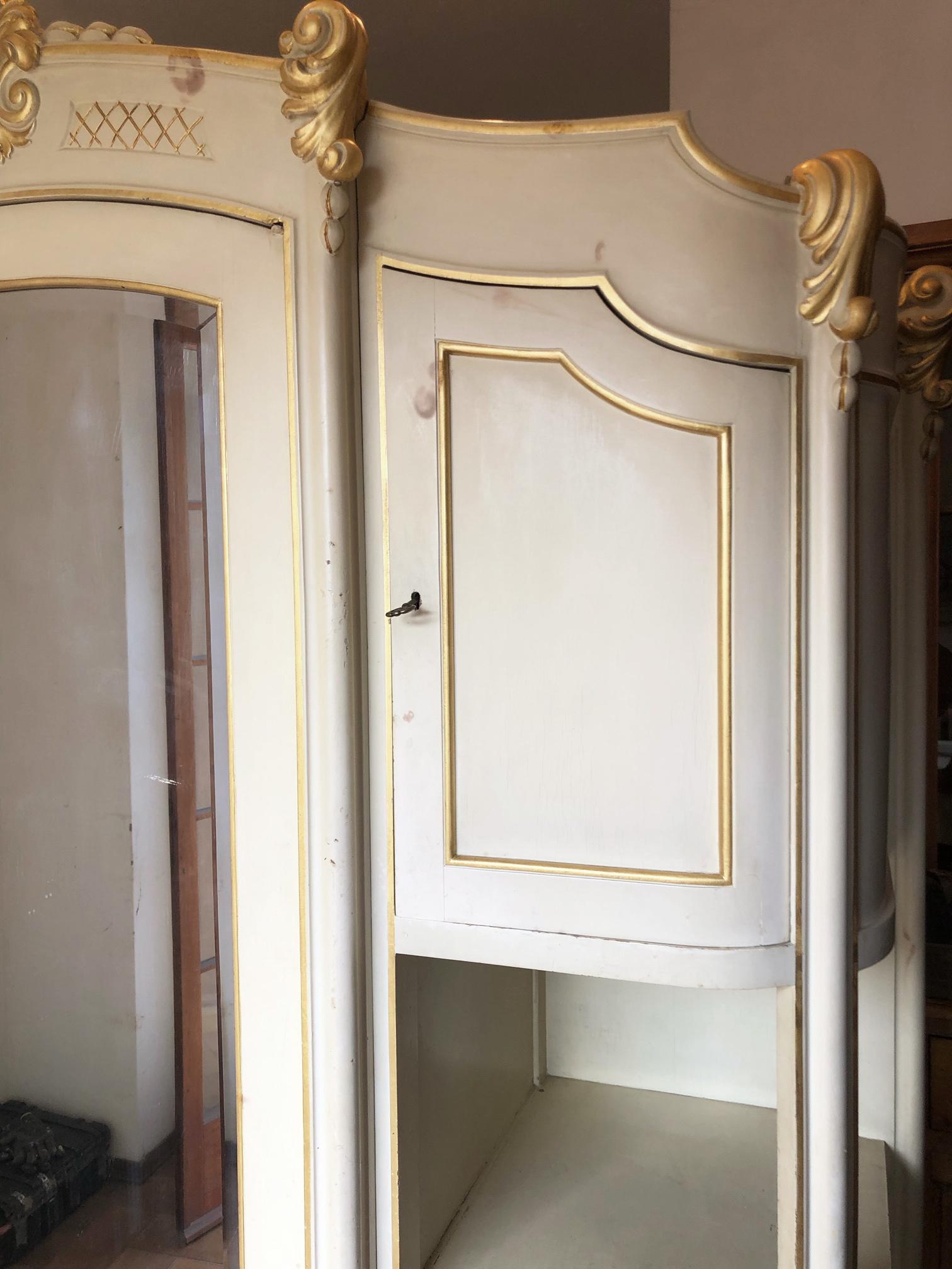 20th Century Italian Three Door Wardrobe in Original Cream Colour and Gold For Sale 8