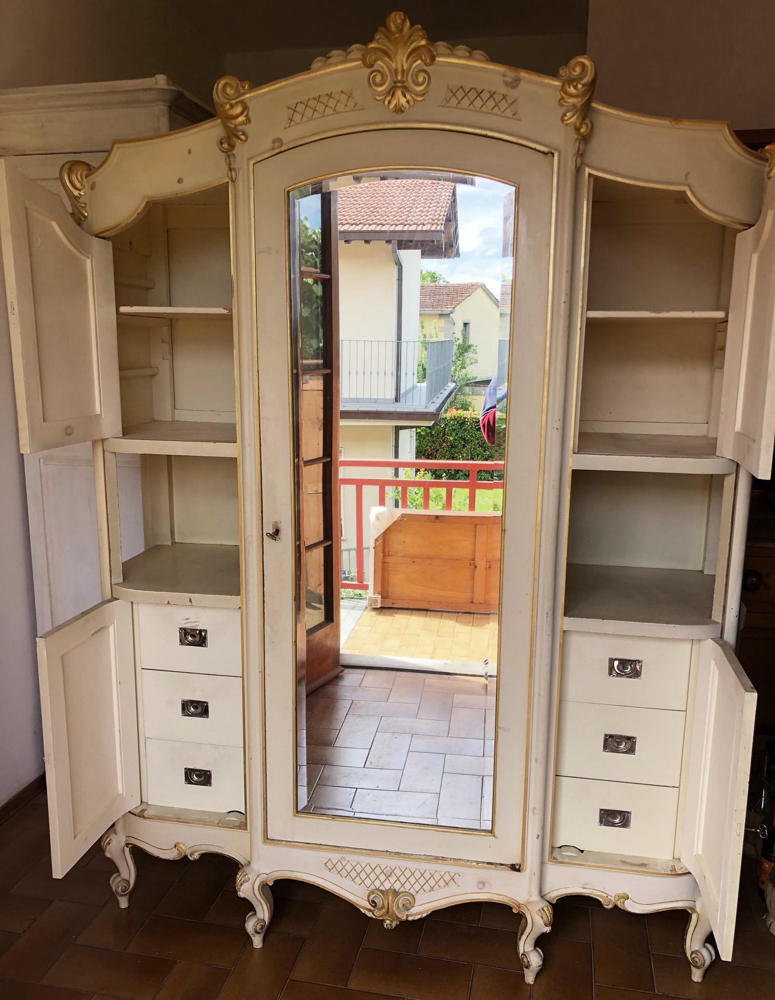 20th Century Italian Three Door Wardrobe in Original Cream Colour and Gold For Sale 8
