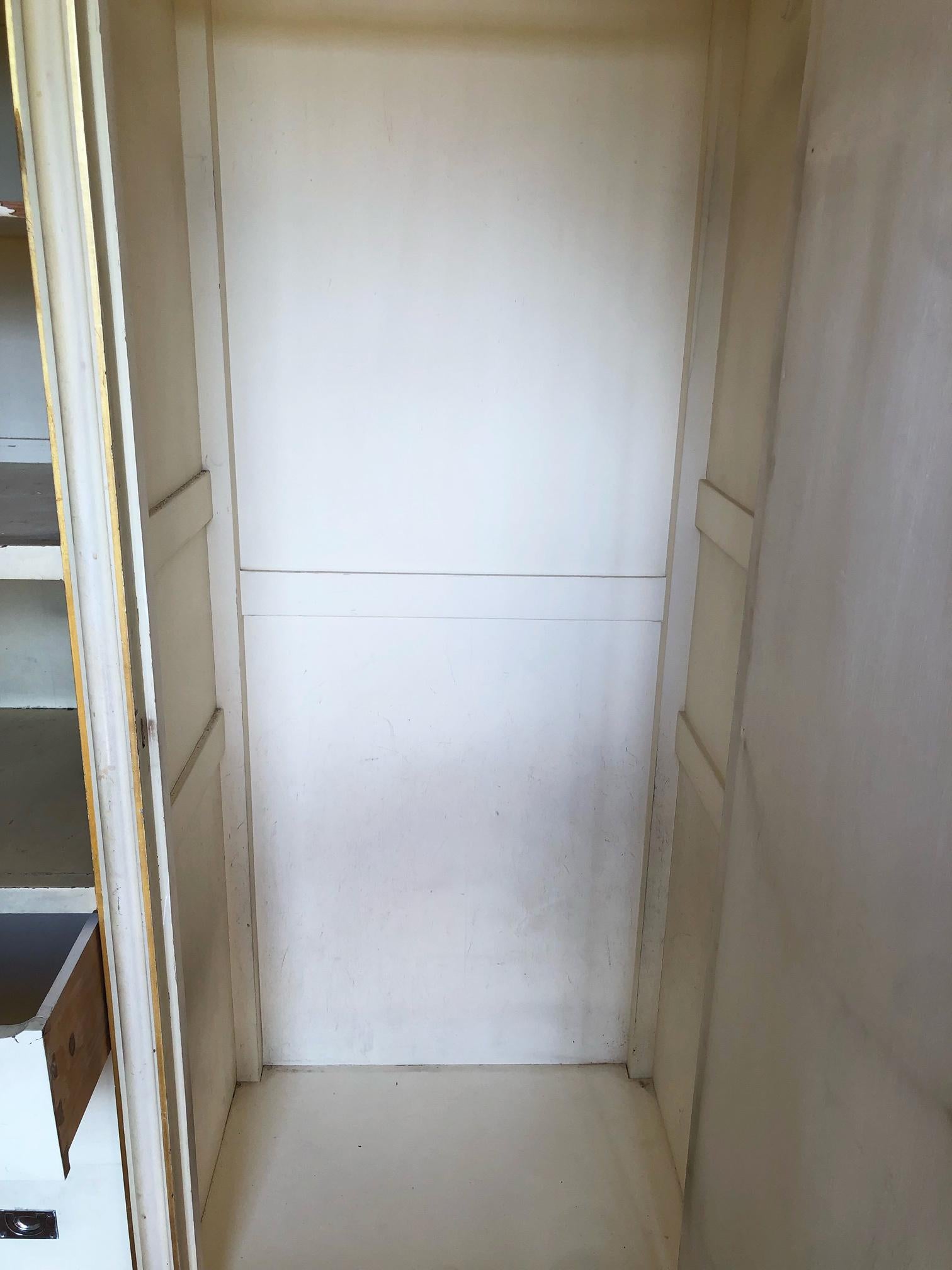 20th Century Italian Three Door Wardrobe in Original Cream Colour and Gold In Good Condition For Sale In Buggiano, IT