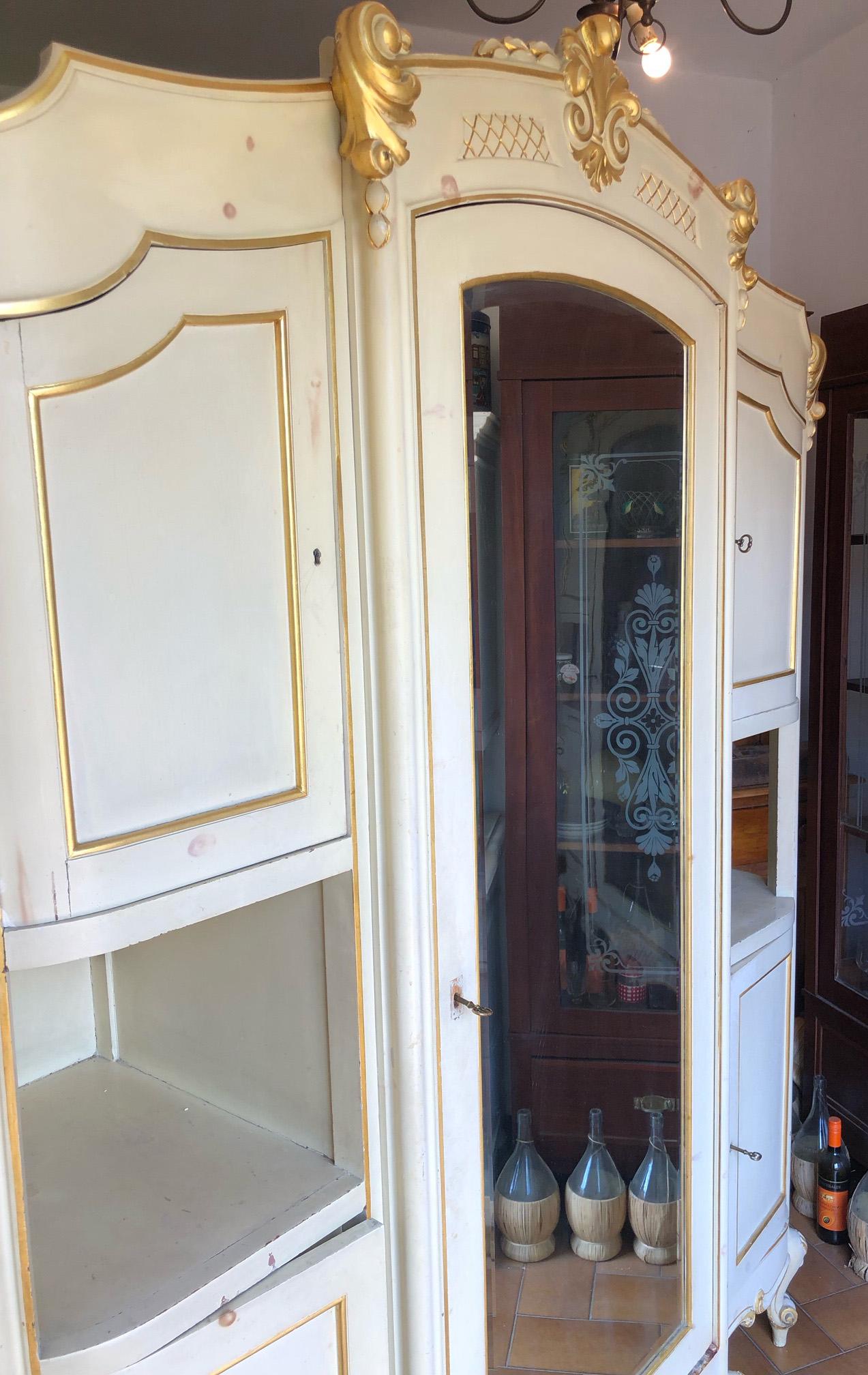 20th Century Italian Three Door Wardrobe in Original Cream Colour and Gold For Sale 1