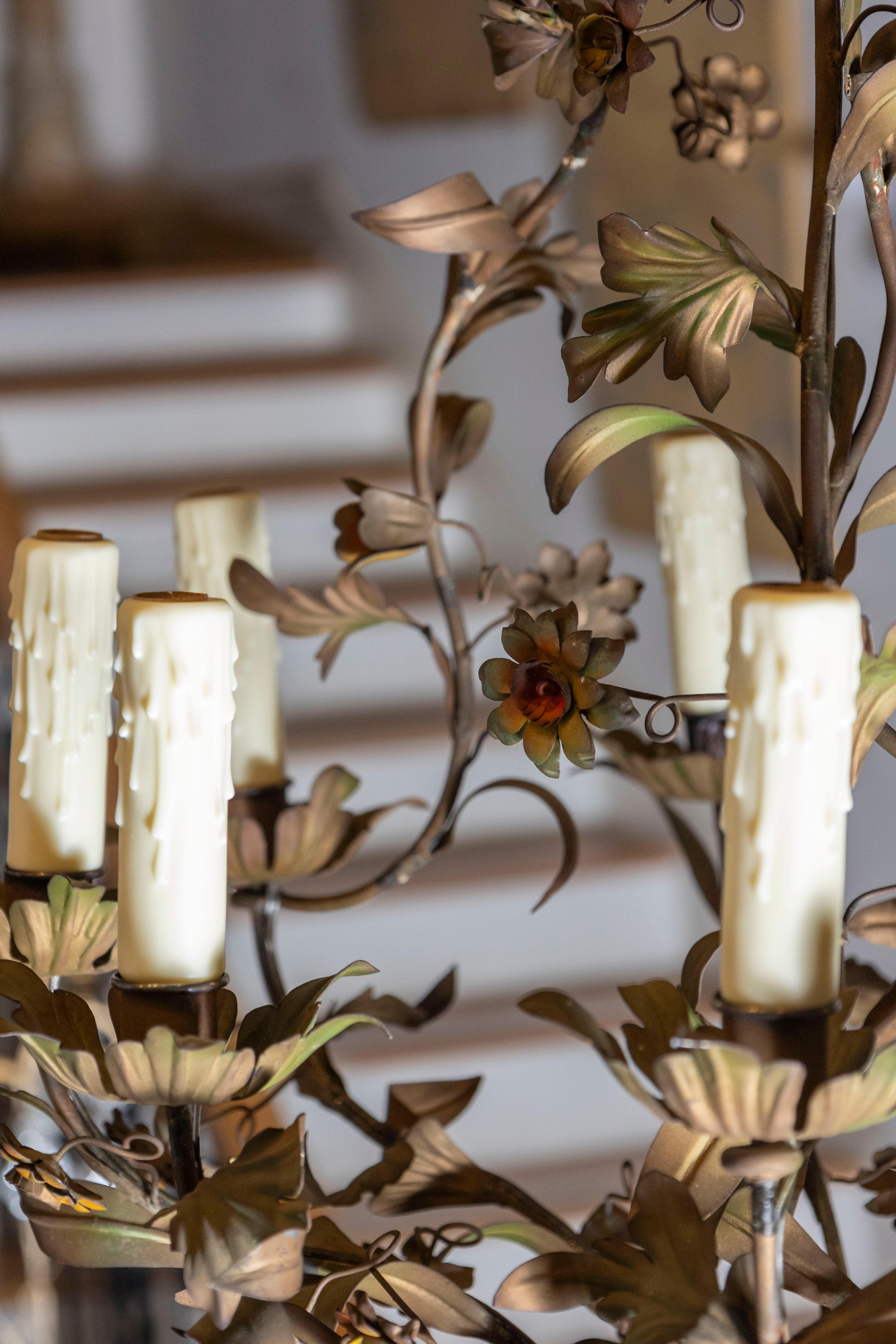 Lustre italien du 20ème siècle en tôle à fleurs, vers 1900 Bon état - En vente à Atlanta, GA