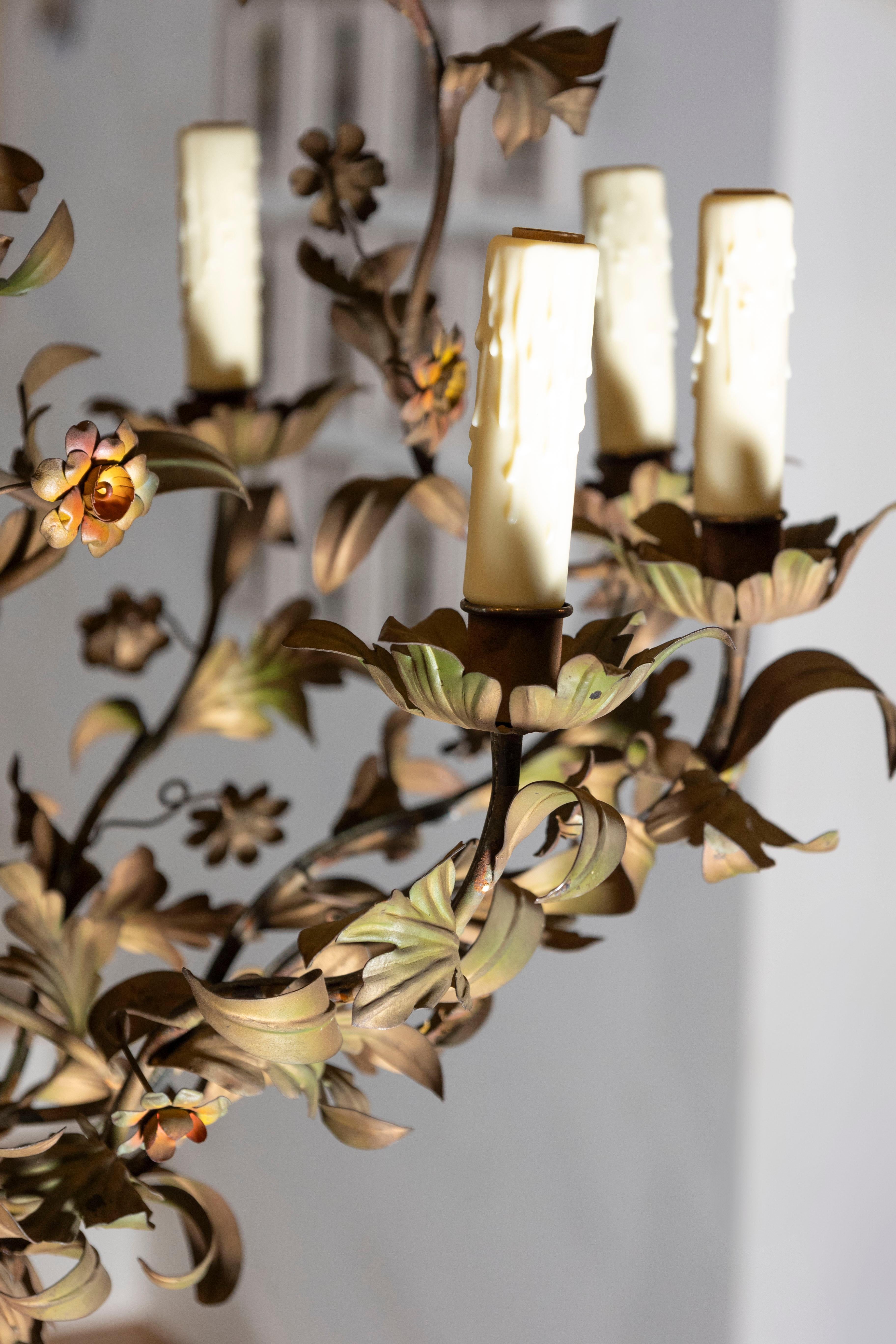 Lustre italien du 20ème siècle en tôle à fleurs, vers 1900 en vente 2