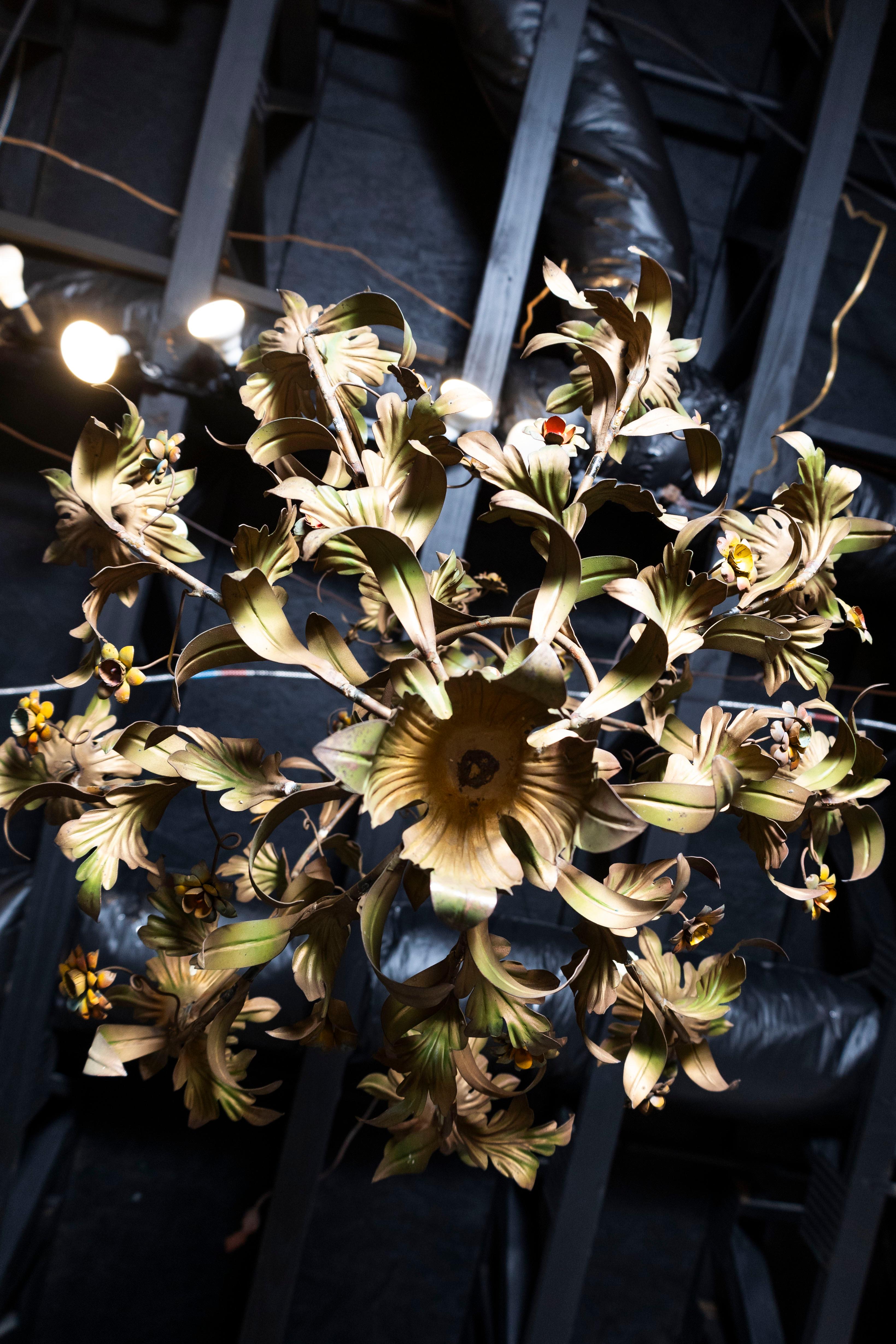 Lustre italien du 20ème siècle en tôle à fleurs, vers 1900 en vente 3