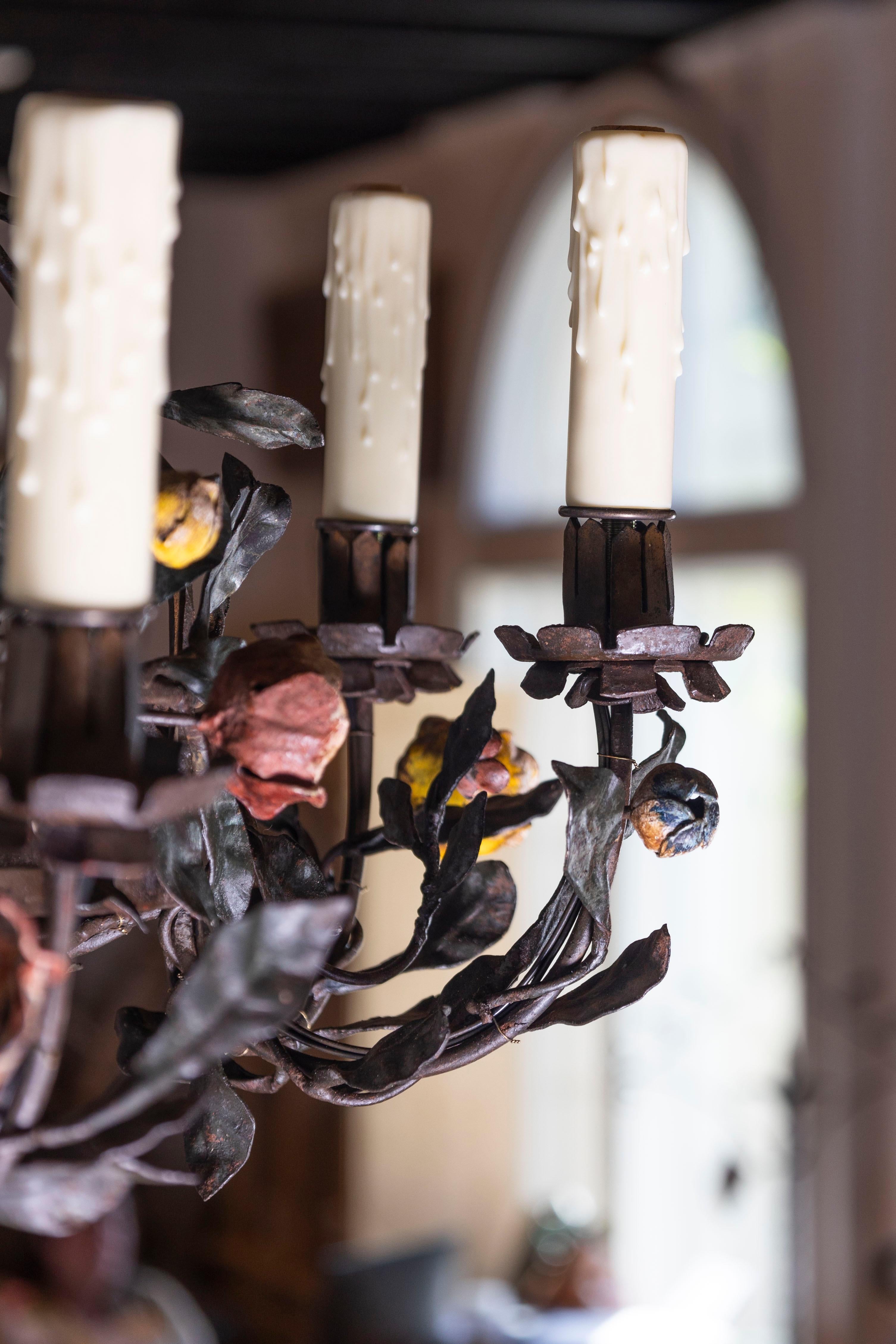 20th Century Italian Tole Floral Chandelier with Painted Leaves and Gilt Accents For Sale 1