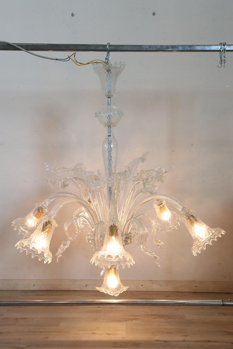 Ti presentiamo questo fantastico lampadario italiano in prezioso vetro di Murano realizzato intorno agli anni Ottanta. Un vero capolavoro dell'arte vetraria creato dagli artigiani del vetro di Murano, famosi in tutto il mondo, ogni dettaglio è