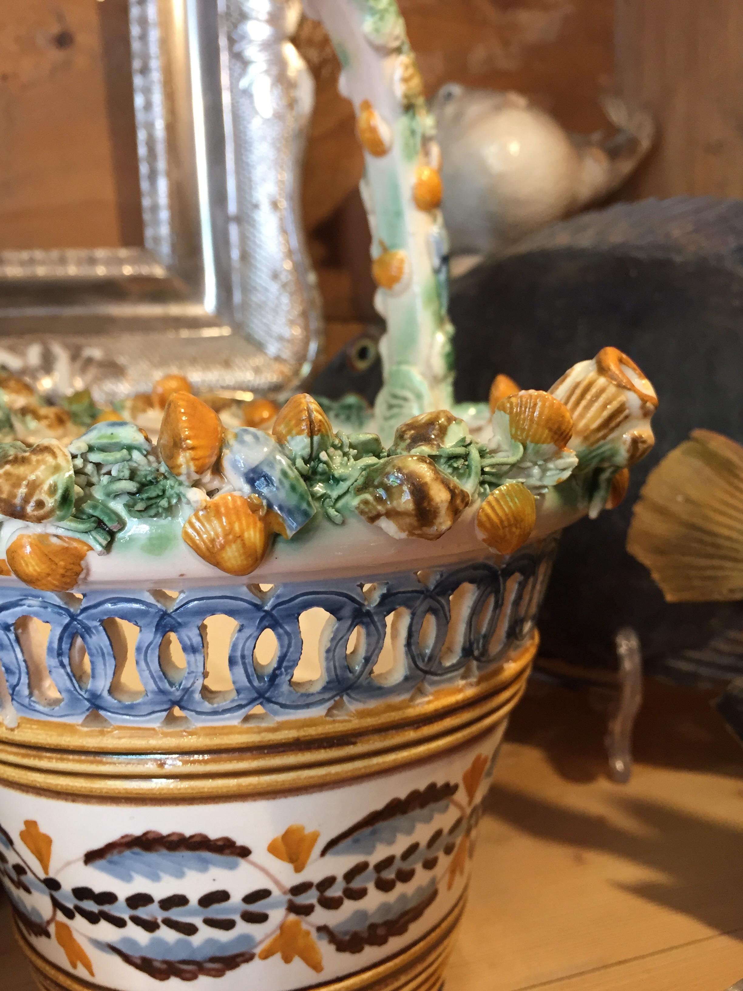 Arts and Crafts Panier de vases toscans italien du 20ème siècle avec poissons et coquillages en vente