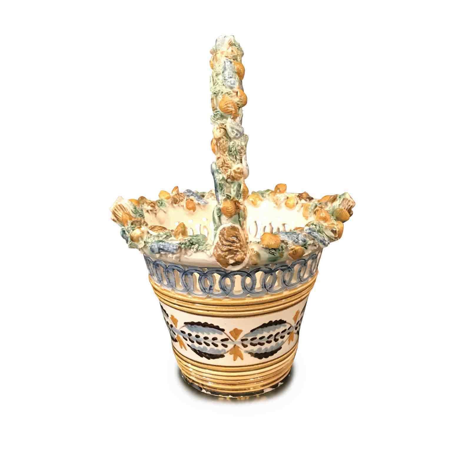 Smaltato Vaso cesto toscano del XX secolo con conchiglie e pesci in vendita