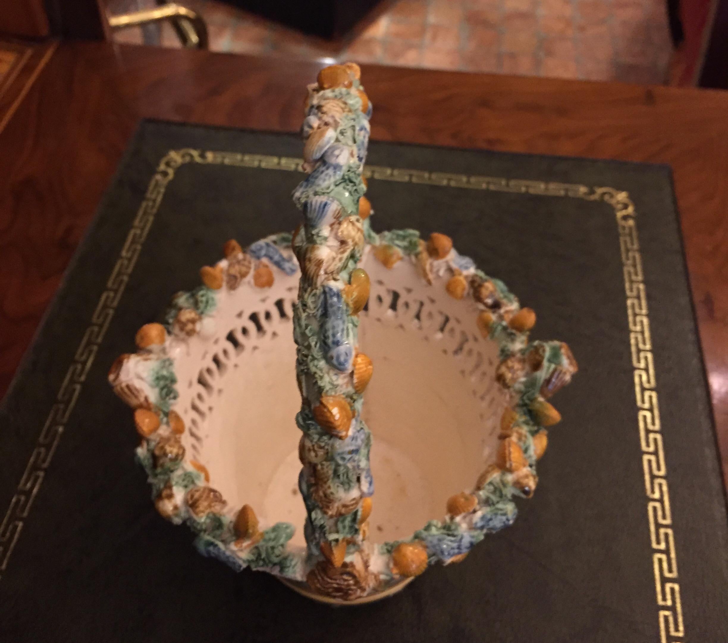 Vaso cesto toscano del XX secolo con conchiglie e pesci in vendita 2