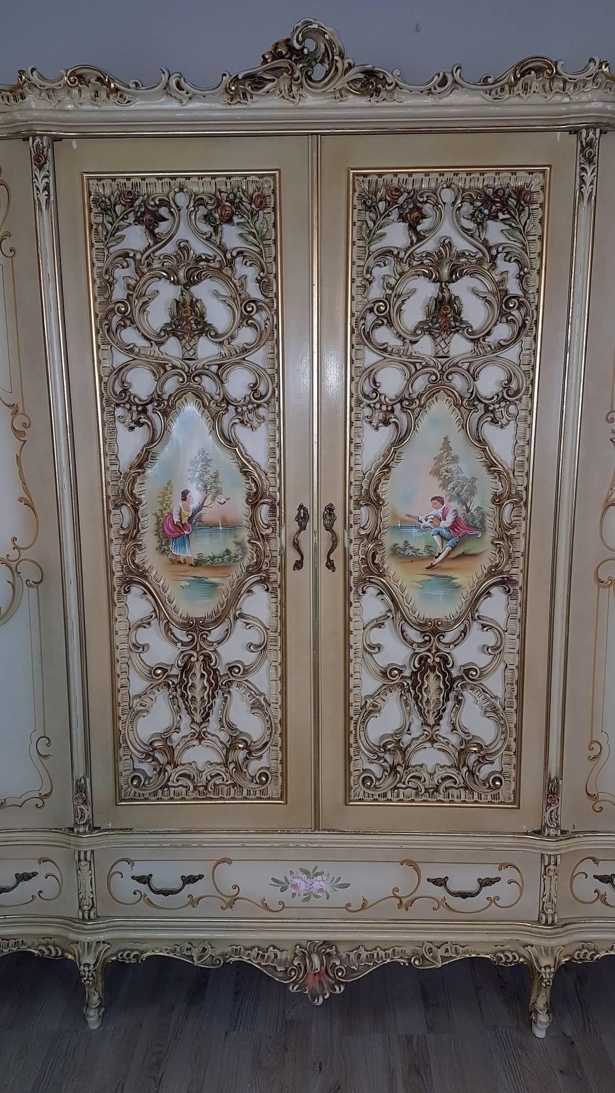 Refined and elegant complete bedroom built in the mid-1900s in perfect Venetian Baroque style. The room faithfully reproduces the splendor and refinement of the Baroque period. Completely lacquered and painted, they love with care even in the