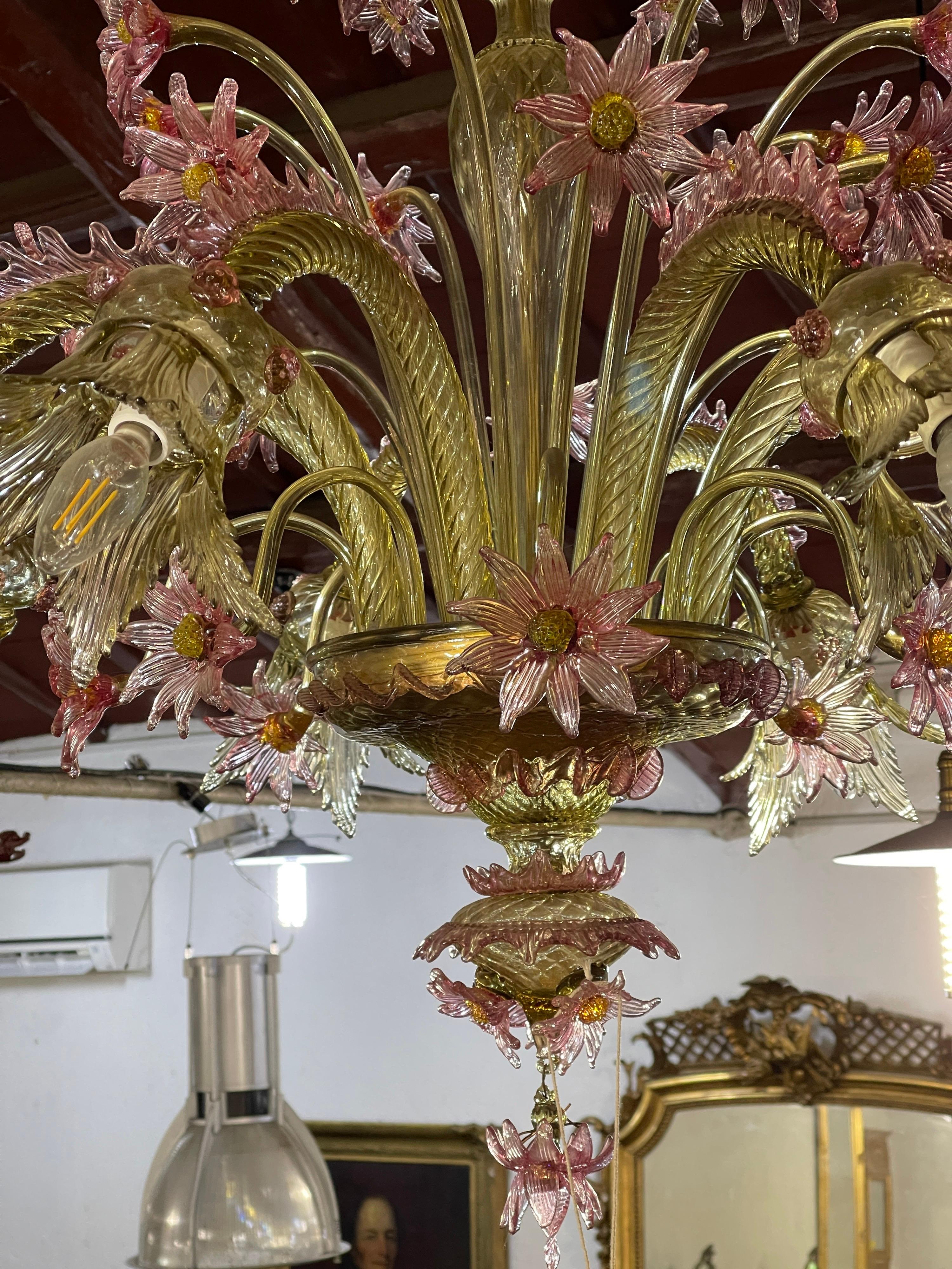 Italian Venetian chandelier, Murano, 1930 circa, 8 light, in good condition.
Rare colour and unusual position of the light arms, the lamps face downwards. It gives more light and takes on a more harmonious form.
There are only two small missing