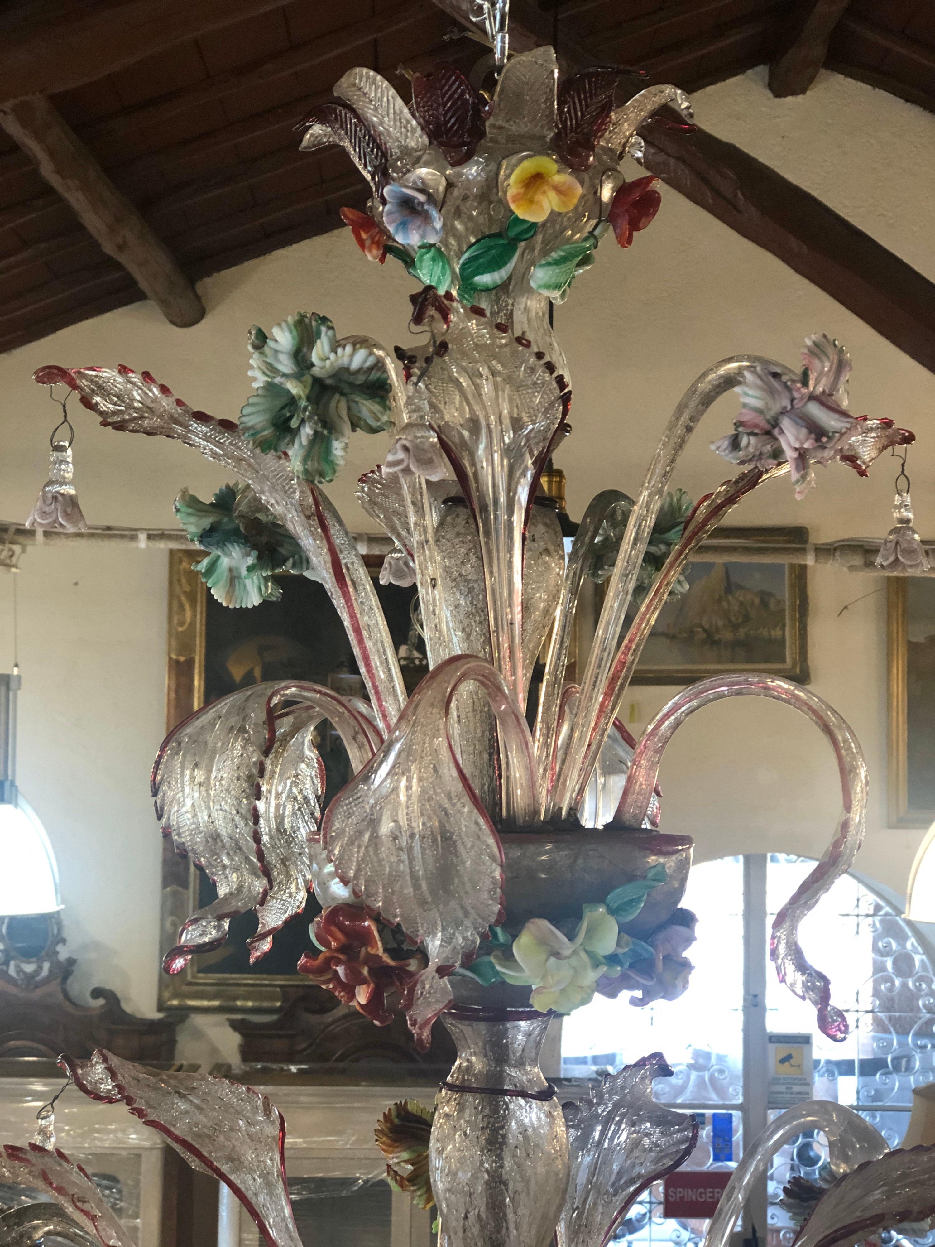 italienischer venezianischer Acht-Licht-Kronleuchter mit Blumenspritzern aus dem 20. Jahrhundert:: 1940er Jahre (Art déco)