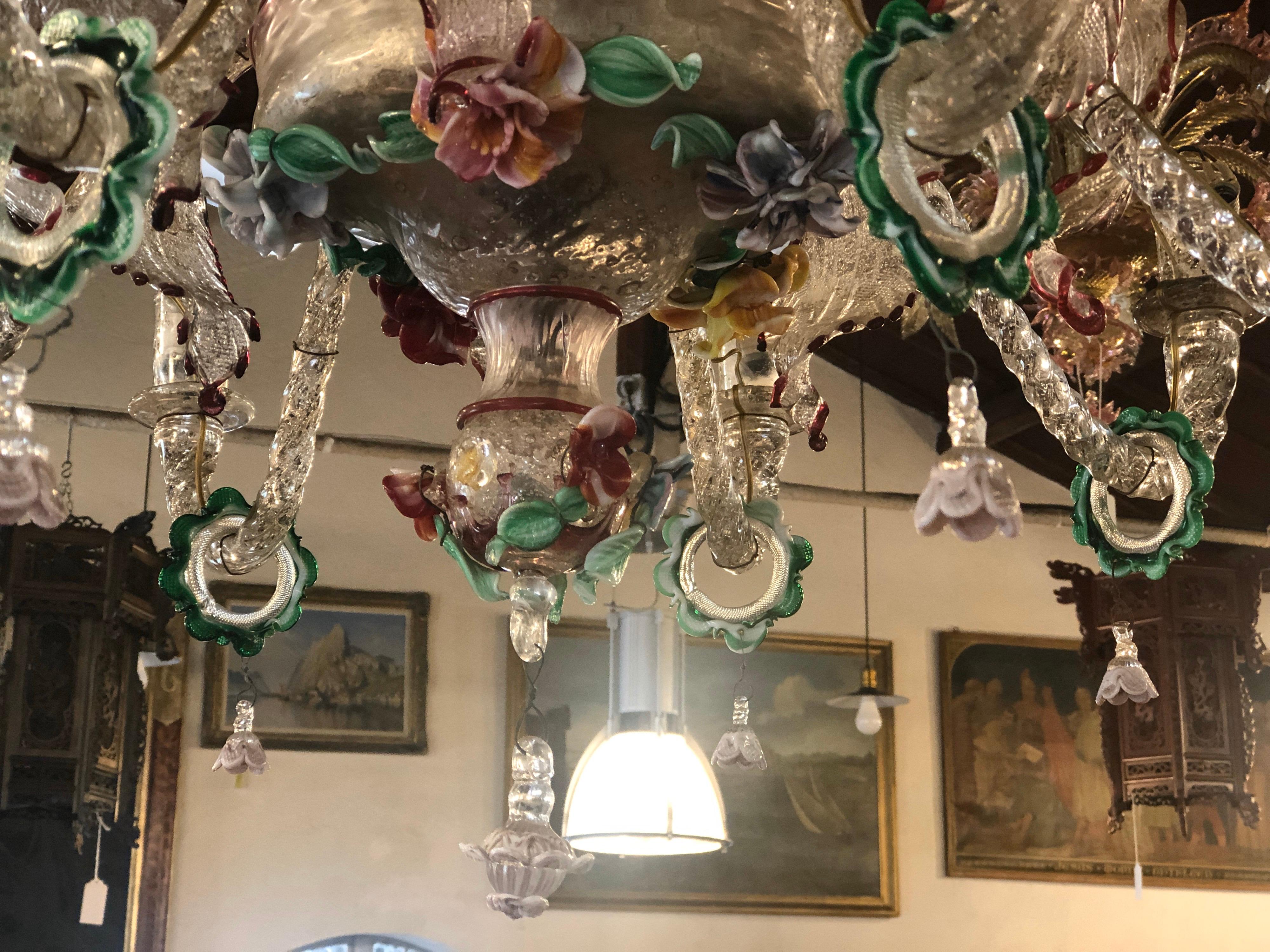 italienischer venezianischer Acht-Licht-Kronleuchter mit Blumenspritzern aus dem 20. Jahrhundert:: 1940er Jahre 1