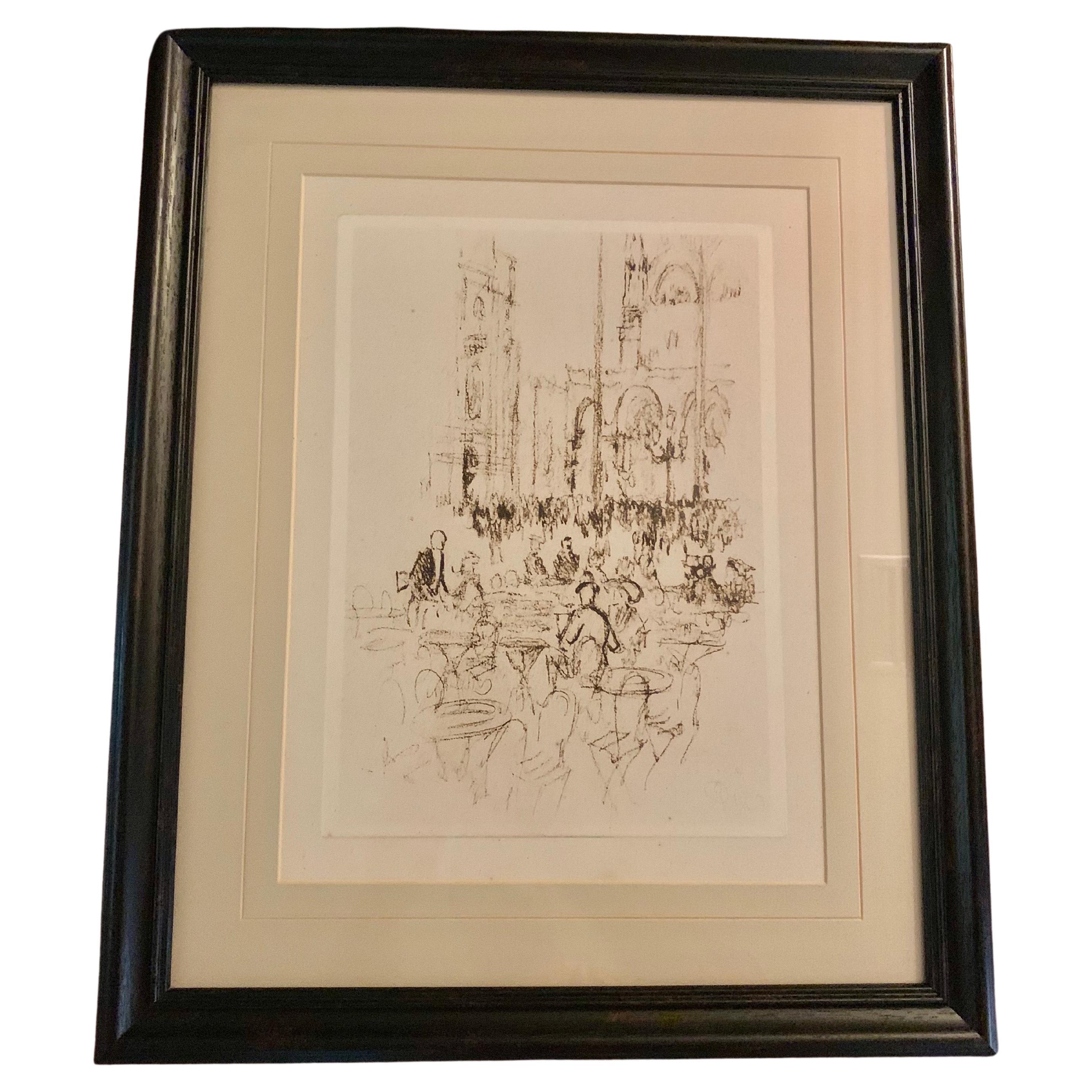 Questo disegno a carboncino del XX secolo è stato realizzato da un artista italiano nel 1900. L'opera raffigura un paesaggio da caffè all'aperto con edifici, spettatori e clienti del caffè. L'artista ha firmato in basso a destra, la firma è