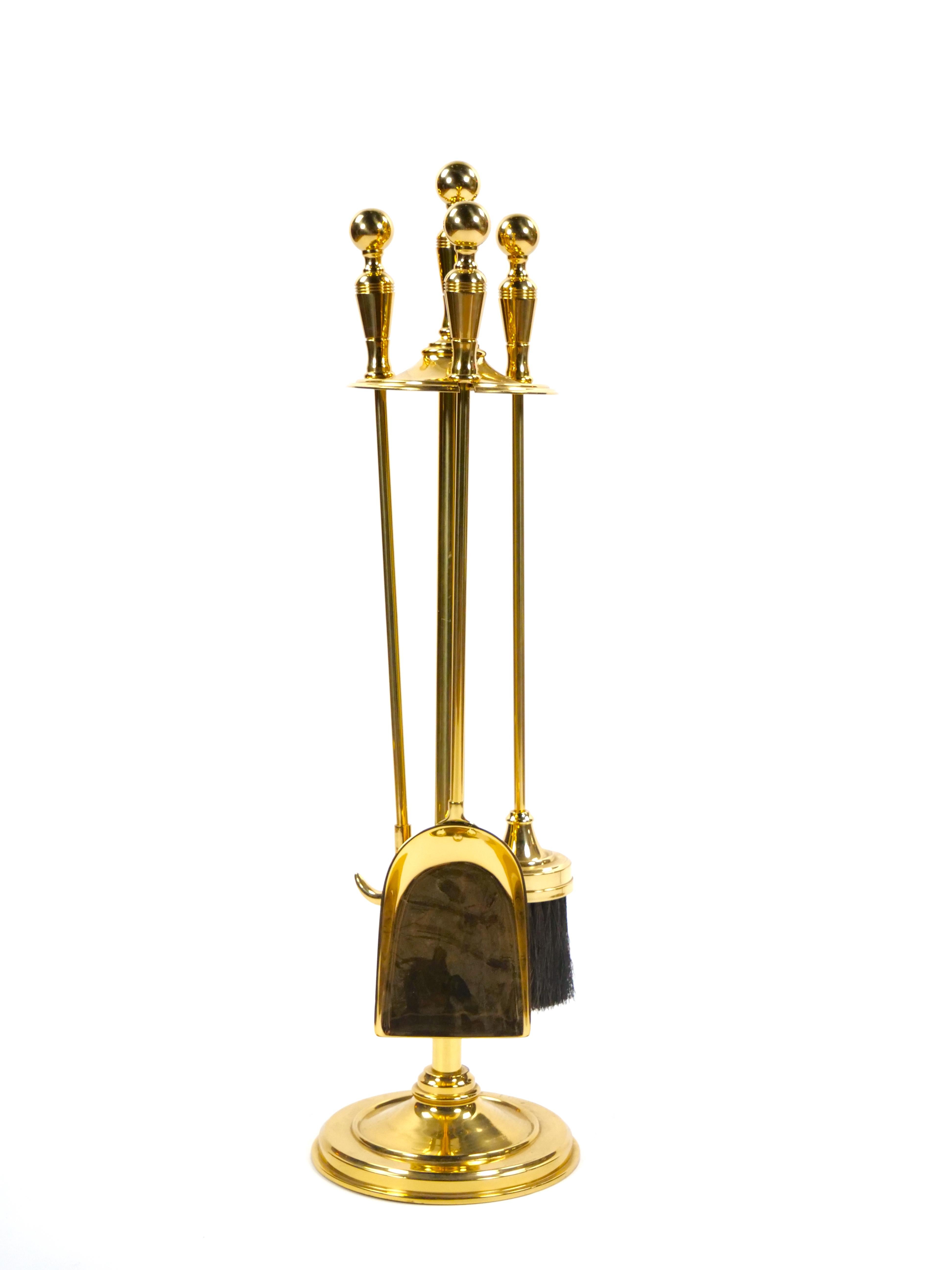 Rehaussez le style de votre foyer avec cet ensemble exquis d'outils de cheminée italiens, fabriqués à la fin du XXe siècle dans le style victorien. Cet ensemble de trois pièces comprend une pelle, une brosse et un tisonnier, chacun étant fabriqué en