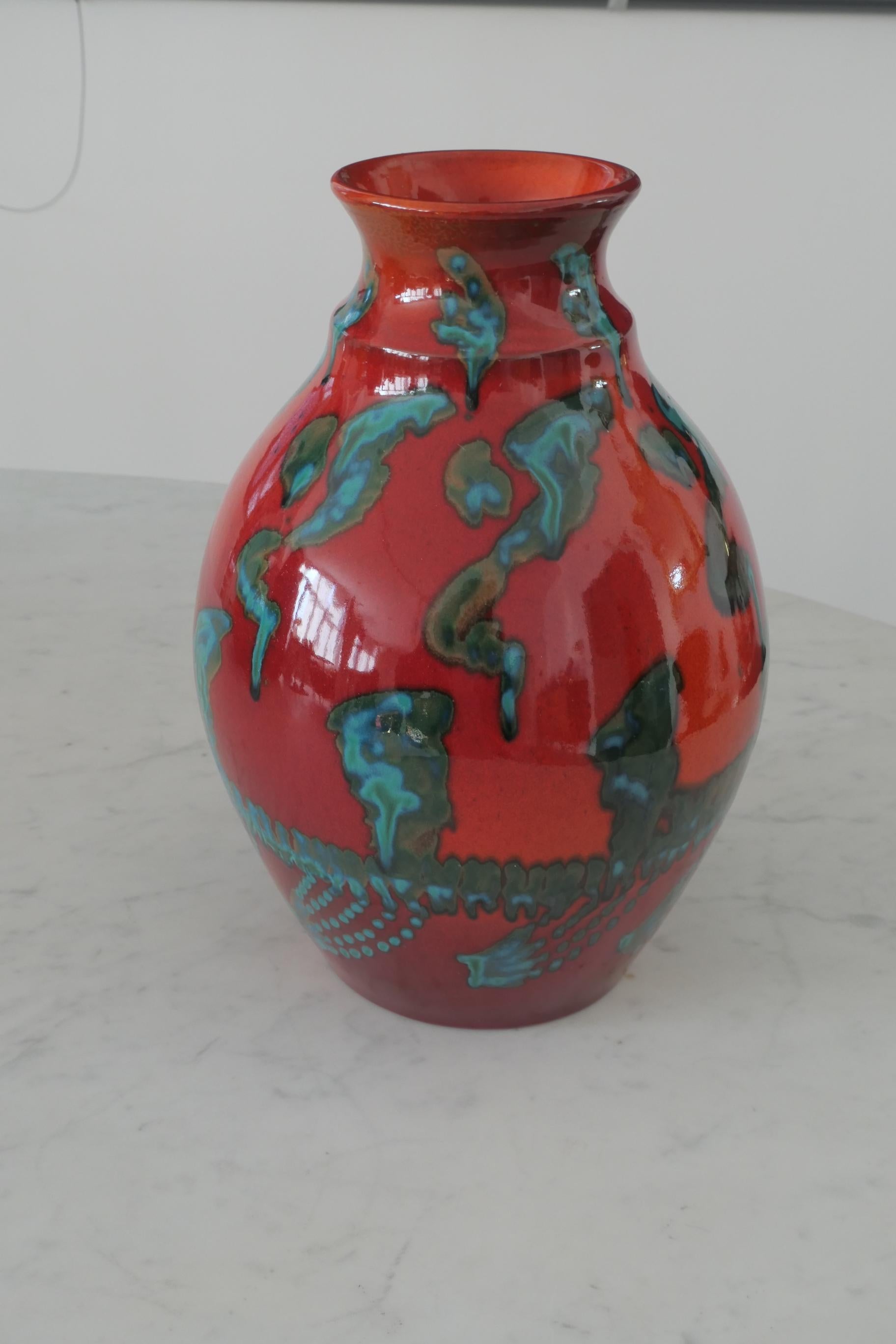 An Italian vintage ceramic vase crafted in deep rich red and blue abstract forms.
Signed Gaetano Fichera, Italy, circa 1980s.
A beautiful decorative statement piece for any living area.