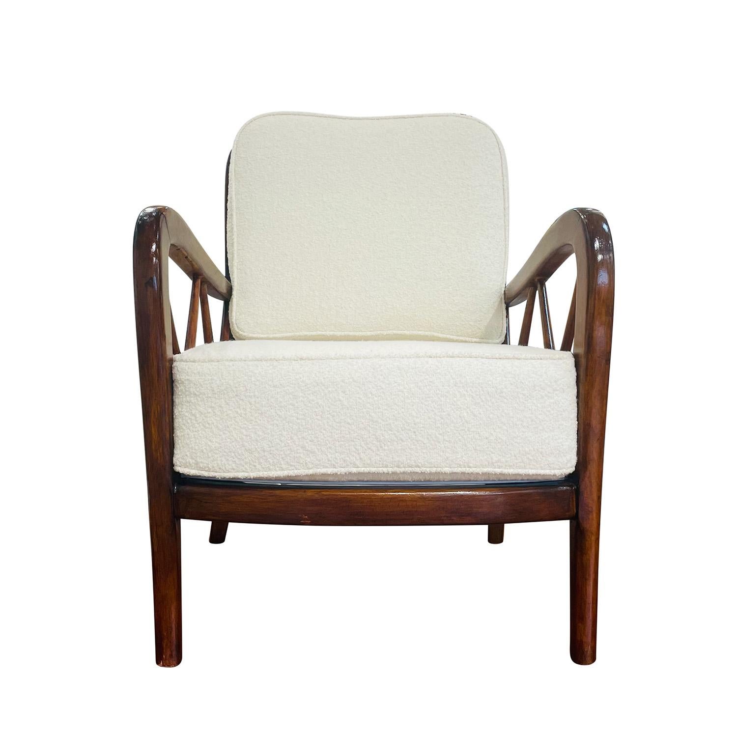 Una única tumbona italiana moderna de mediados de siglo, hecha a mano en nogal pulido, diseñada por Paolo Buffa, en buen estado. El detallado sillón club de salón se compone de dos cojines sueltos, realzados por un respaldo y unos laterales en forma