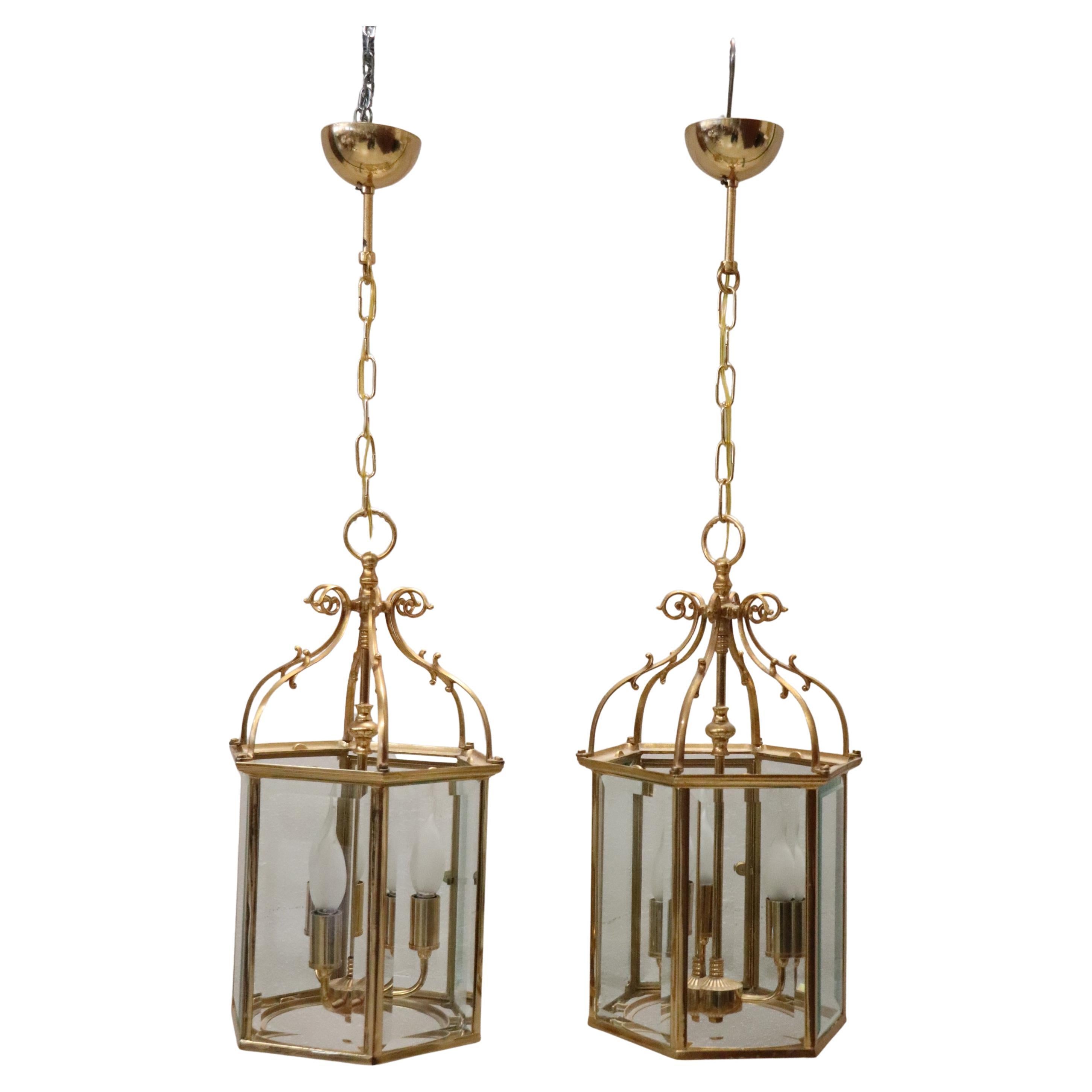 20th Century Italian Vintage Pair of Refined Hexagonal Gilt Lanterns im Angebot