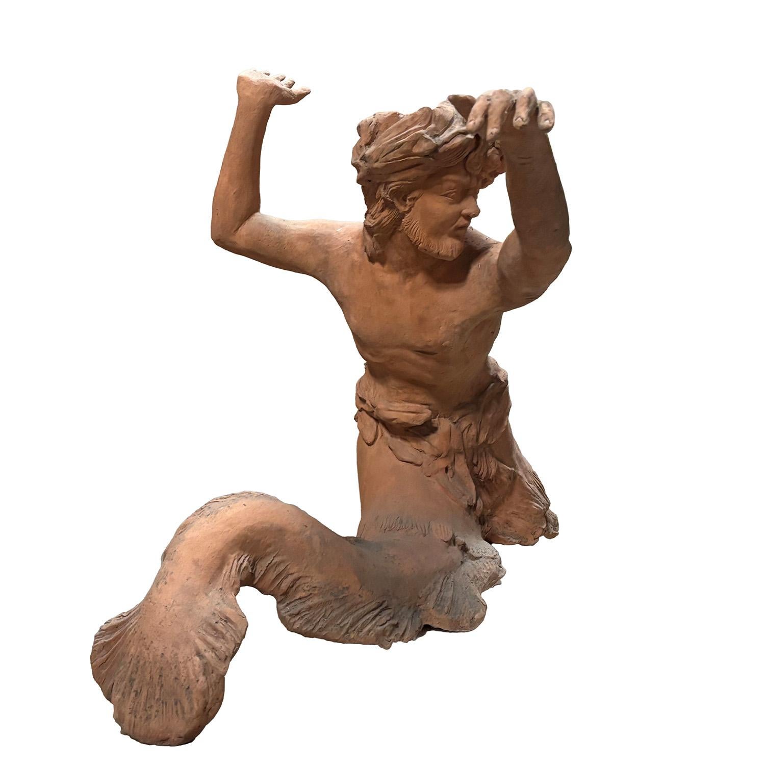 Una dettagliata presentazione italiana d'epoca della divinità marina romana Triton, in buone condizioni. Questa statuetta artigianale toscana raffigura il figlio di Poseidone, umano dalle cosce in su e con le pinne aperte in basso. La posizione di