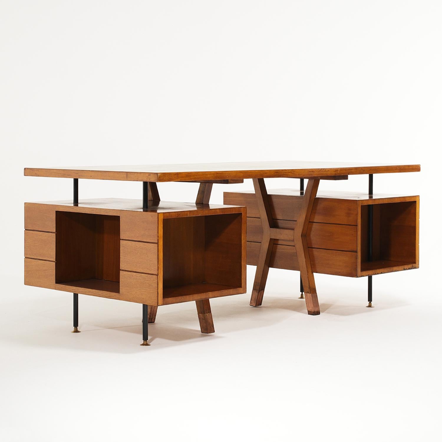 Italienischer Vintage-Schreibtisch und Sessel aus Nussbaumholz von Amleto Sartori aus dem 20. Jahrhundert (Handgefertigt) im Angebot