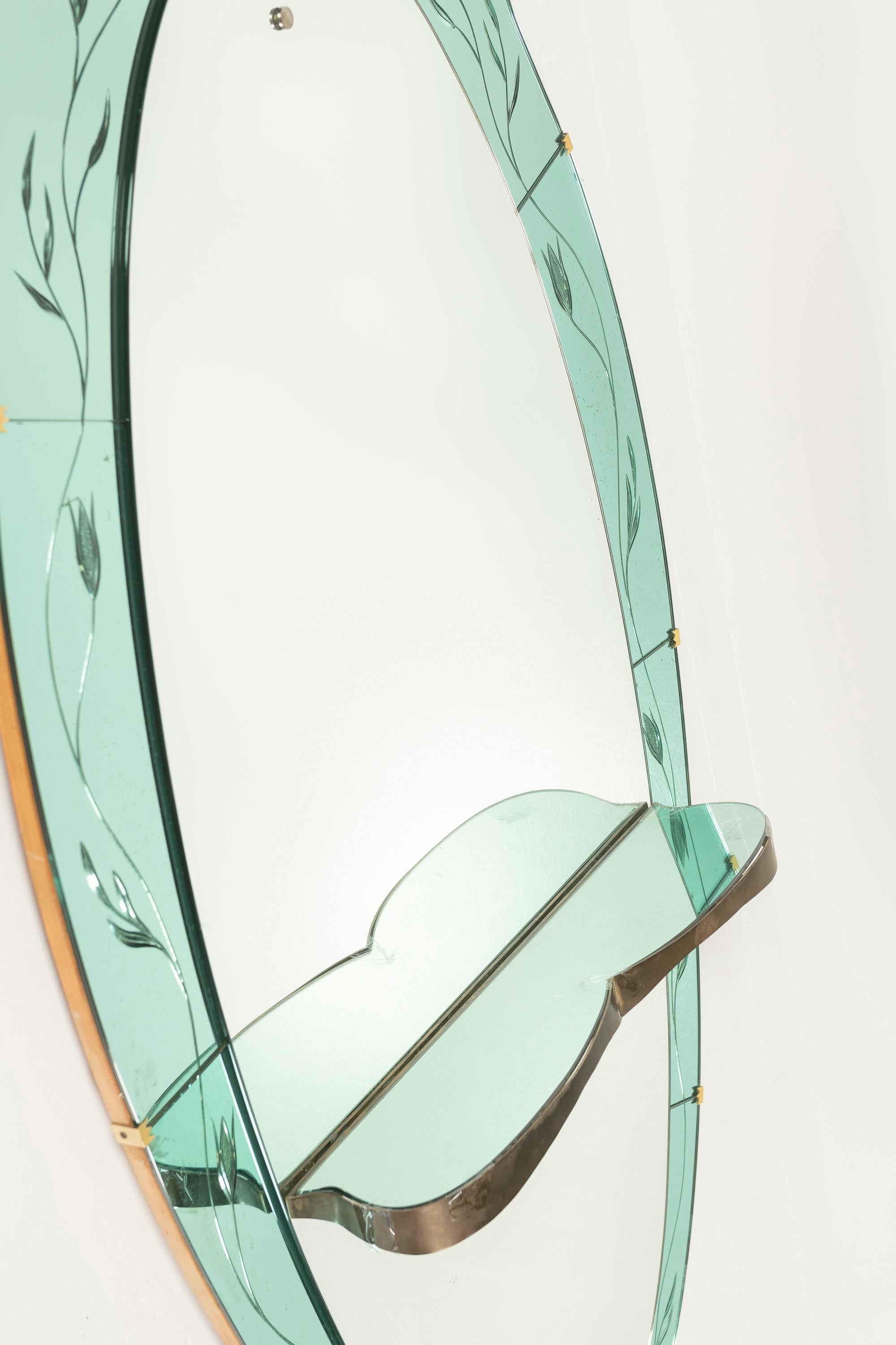 Mid-Century Modern Miroir mural italien du 20ème siècle avec étagère attribué à Cristal Arte en vente