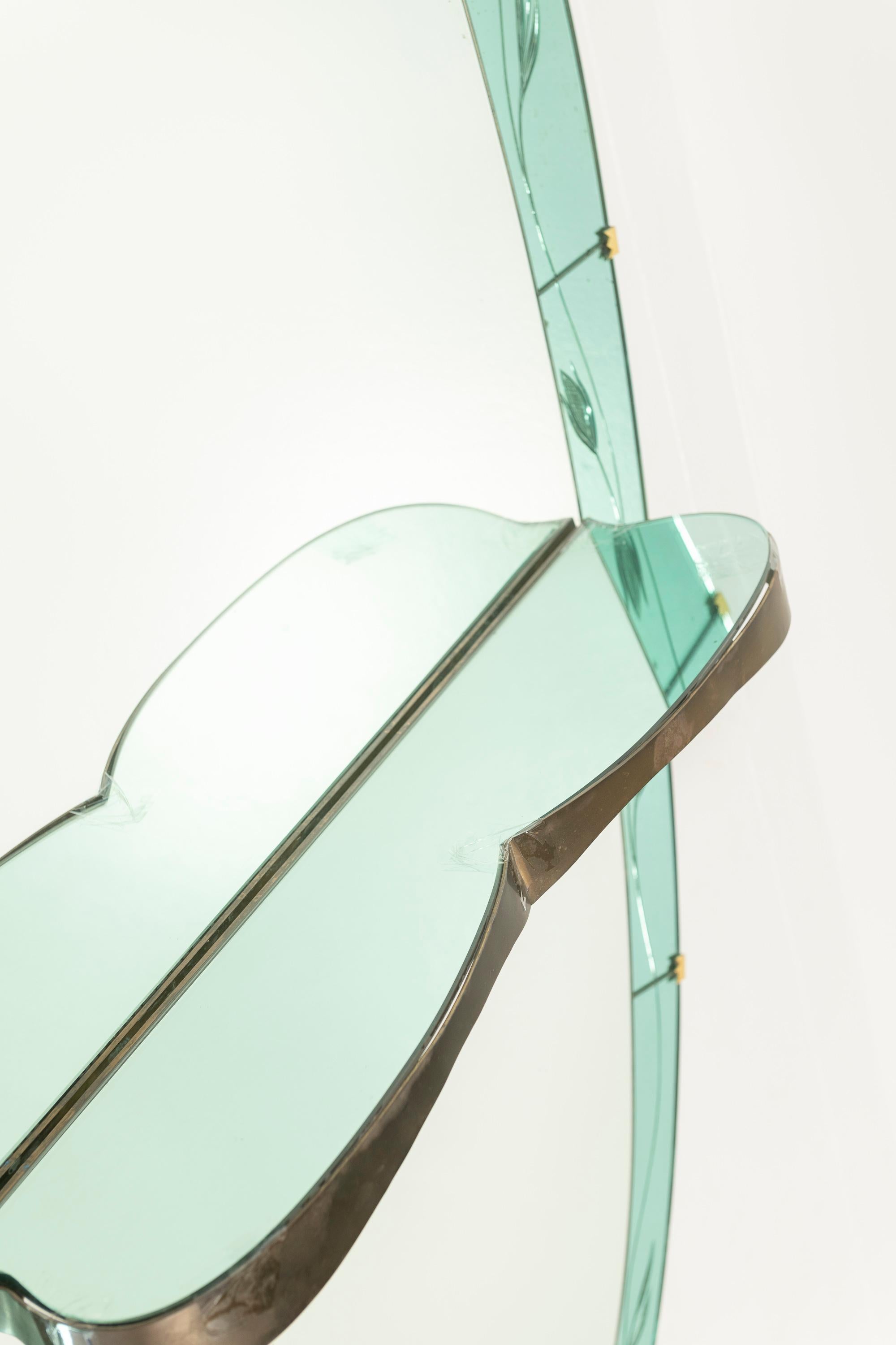 Miroir mural italien du 20ème siècle avec étagère attribué à Cristal Arte Bon état - En vente à San Francisco, CA