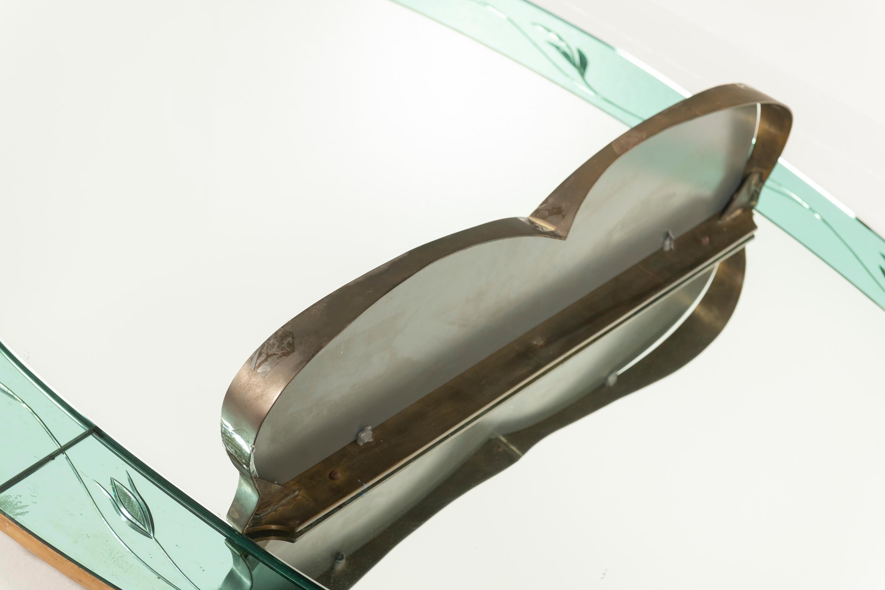 20ième siècle Miroir mural italien du 20ème siècle avec étagère attribué à Cristal Arte en vente