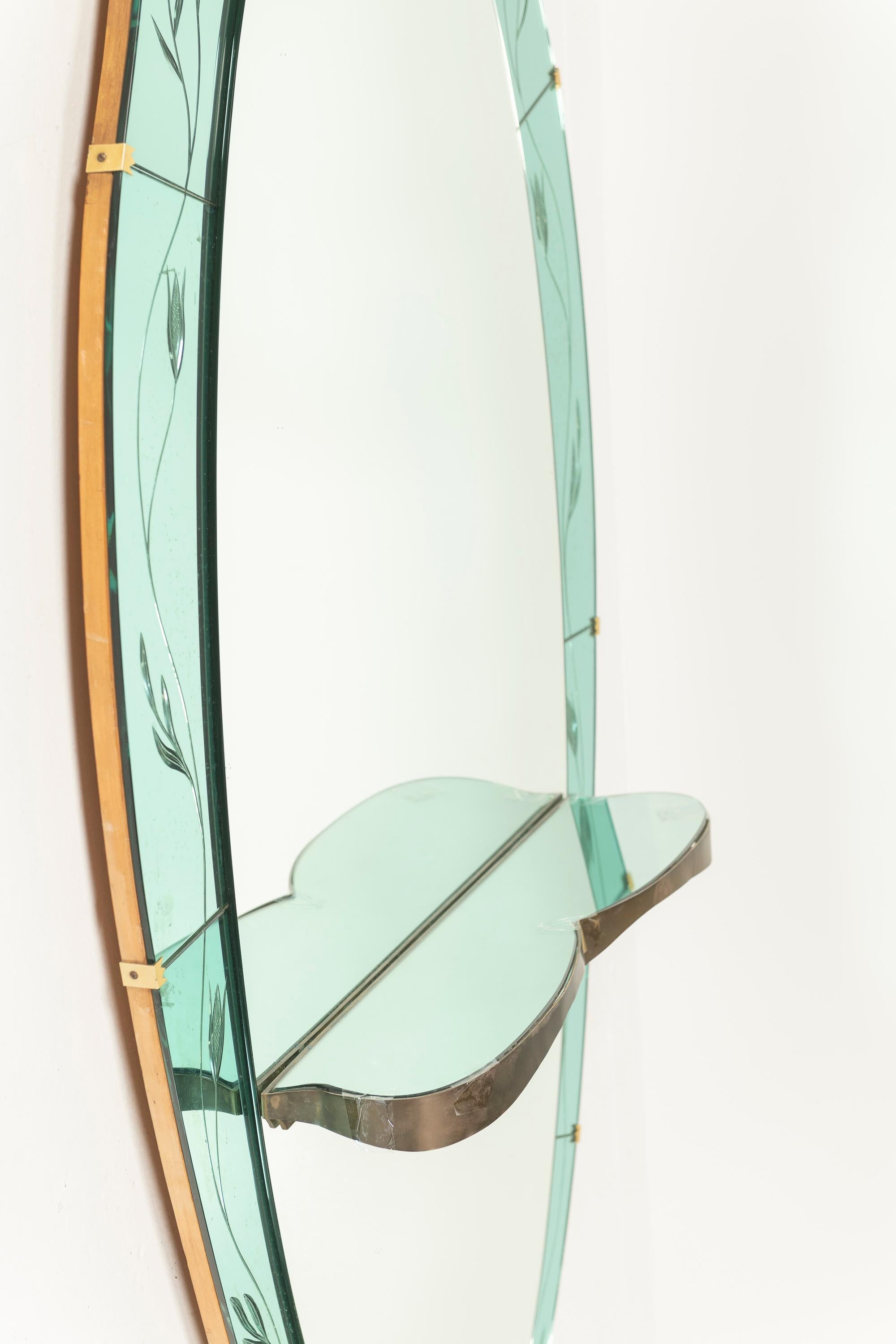 Laiton Miroir mural italien du 20ème siècle avec étagère attribué à Cristal Arte en vente