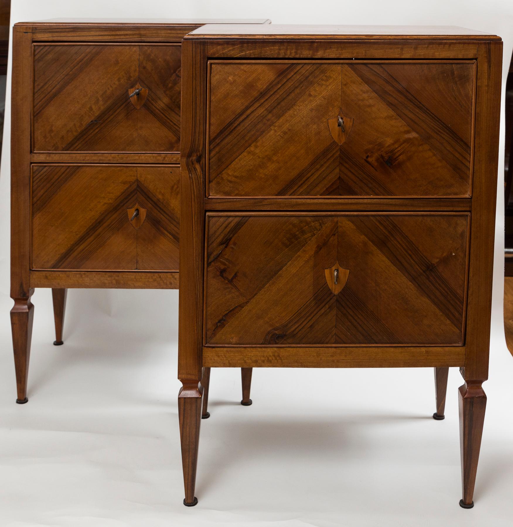 Neoclassical 20th Century Italian Walnut Bedside Tables For Sale