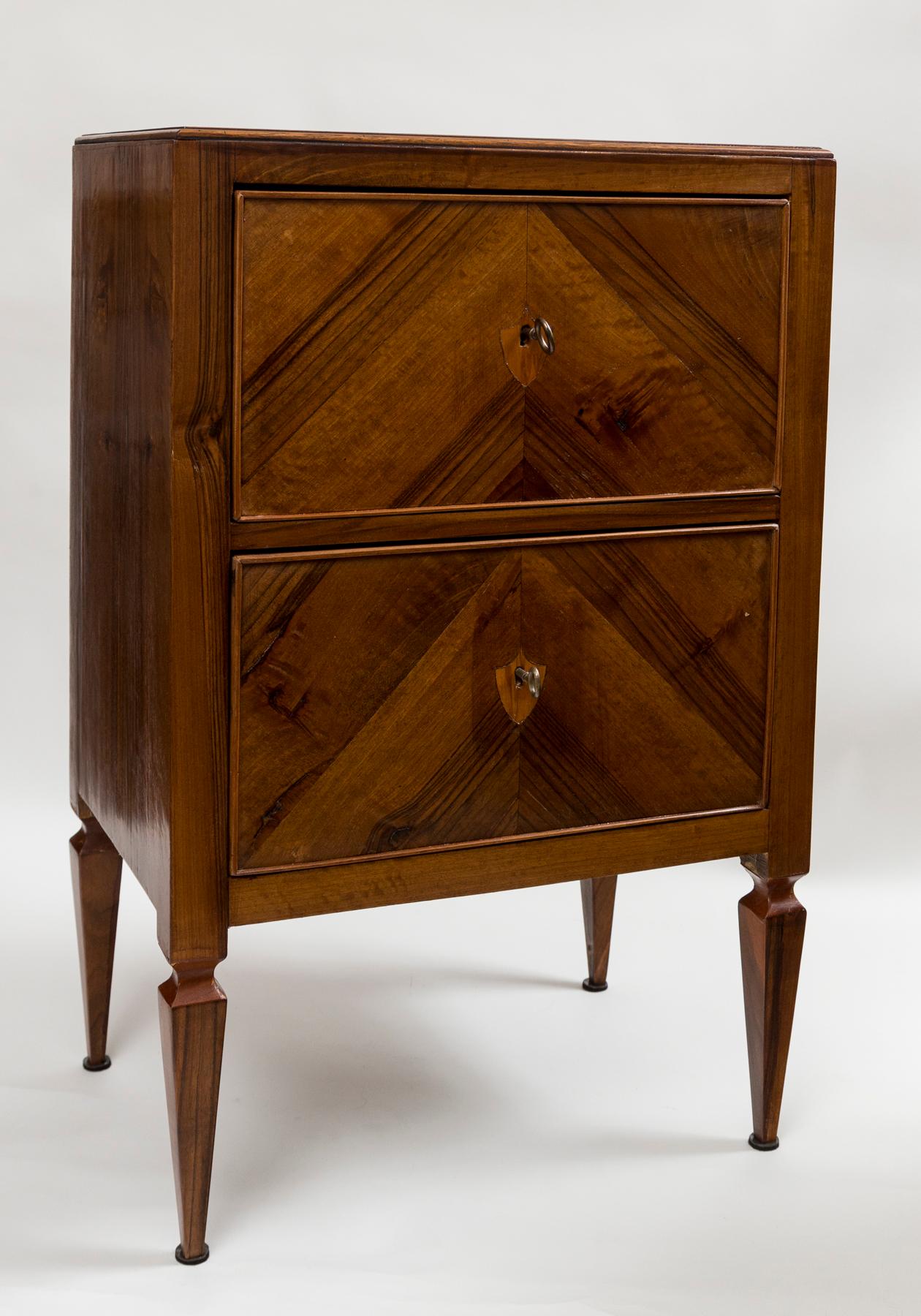 20th Century Italian Walnut Bedside Tables In Good Condition For Sale In Westport, CT