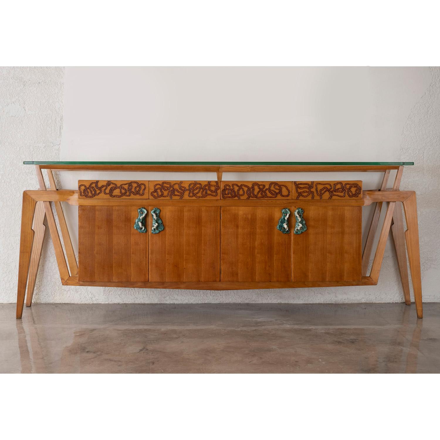 A light-brown, large vintage Mid-Century Modern Italian freestanding sideboard made of hand crafted polished, partly veneered Walnut and Maplewood, in good condition. The console table, credenza is composed with a clear floating glass top, composed