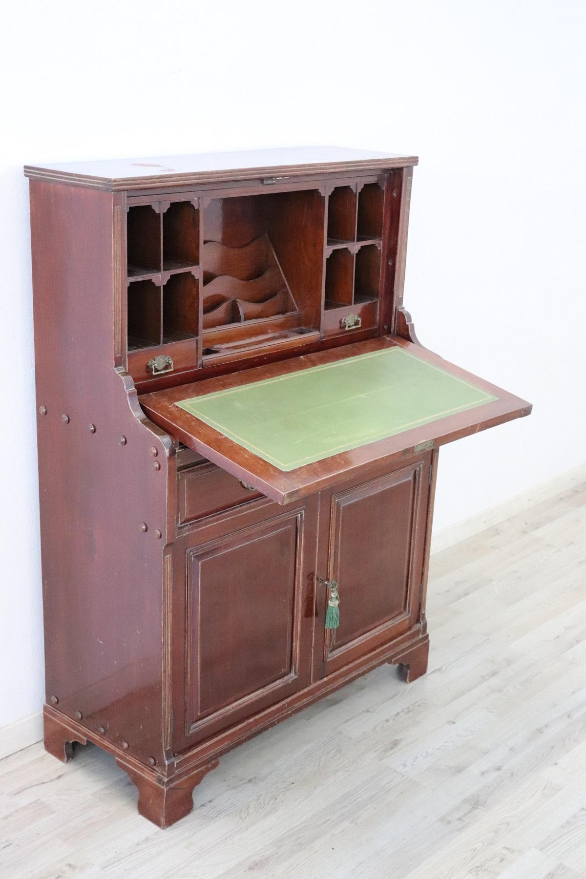 Elegant secretaire in walnut wood. Very simple and ideal linera in any environment. The plan opens up and becomes a comfortable plan for writing. Internally, many small compartments and a central letter holder.
The antique secretaire have been used