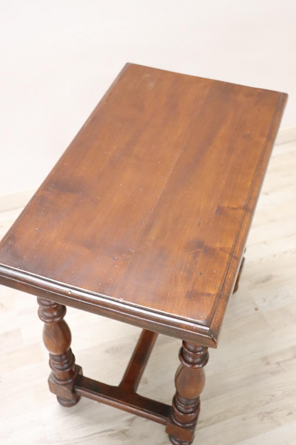 20th Century Italian Walnut Side Table In Good Condition In Casale Monferrato, IT