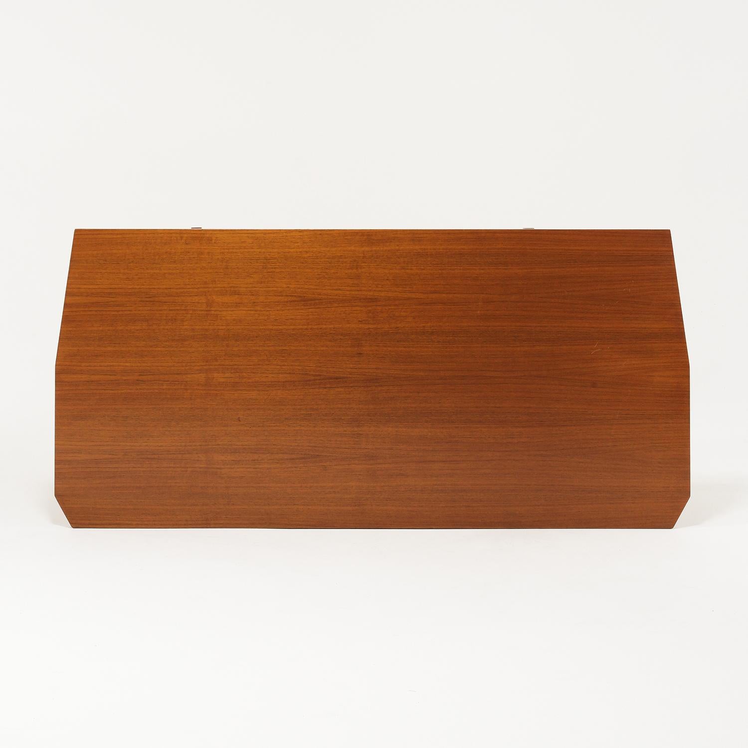 20th Century Italian Vintage Walnut Writing Table in the Style of Carlo Ratti For Sale 4