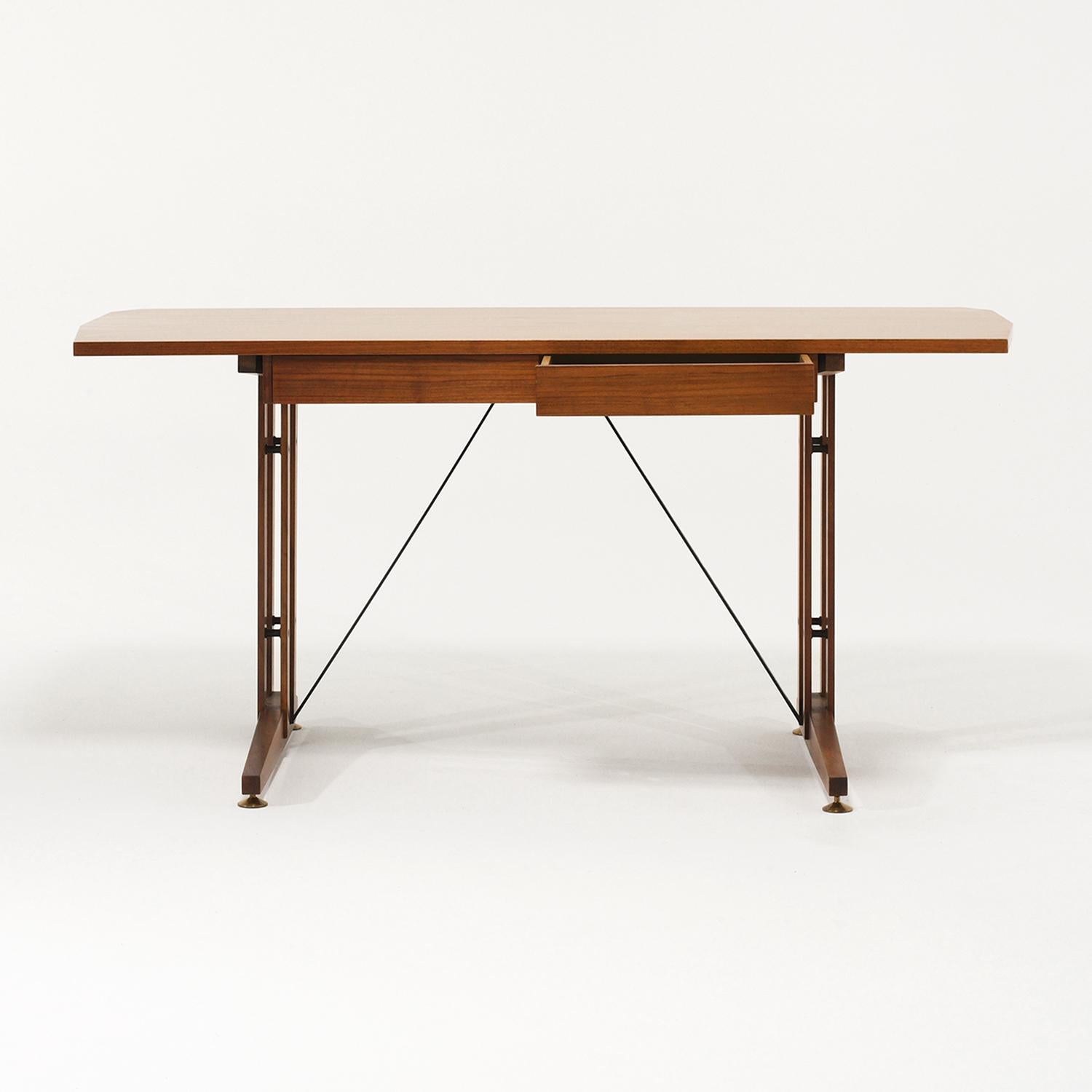 Ein rechteckiger italienischer Schreibtisch aus der Jahrhundertmitte, handgefertigt aus poliertem Nussbaumholz, mit zwei Schubladen in der Art von Carlo Ratti, in gutem Zustand. Die Tischplatte ist an den schmalen Seiten eckig und die Beine stehen