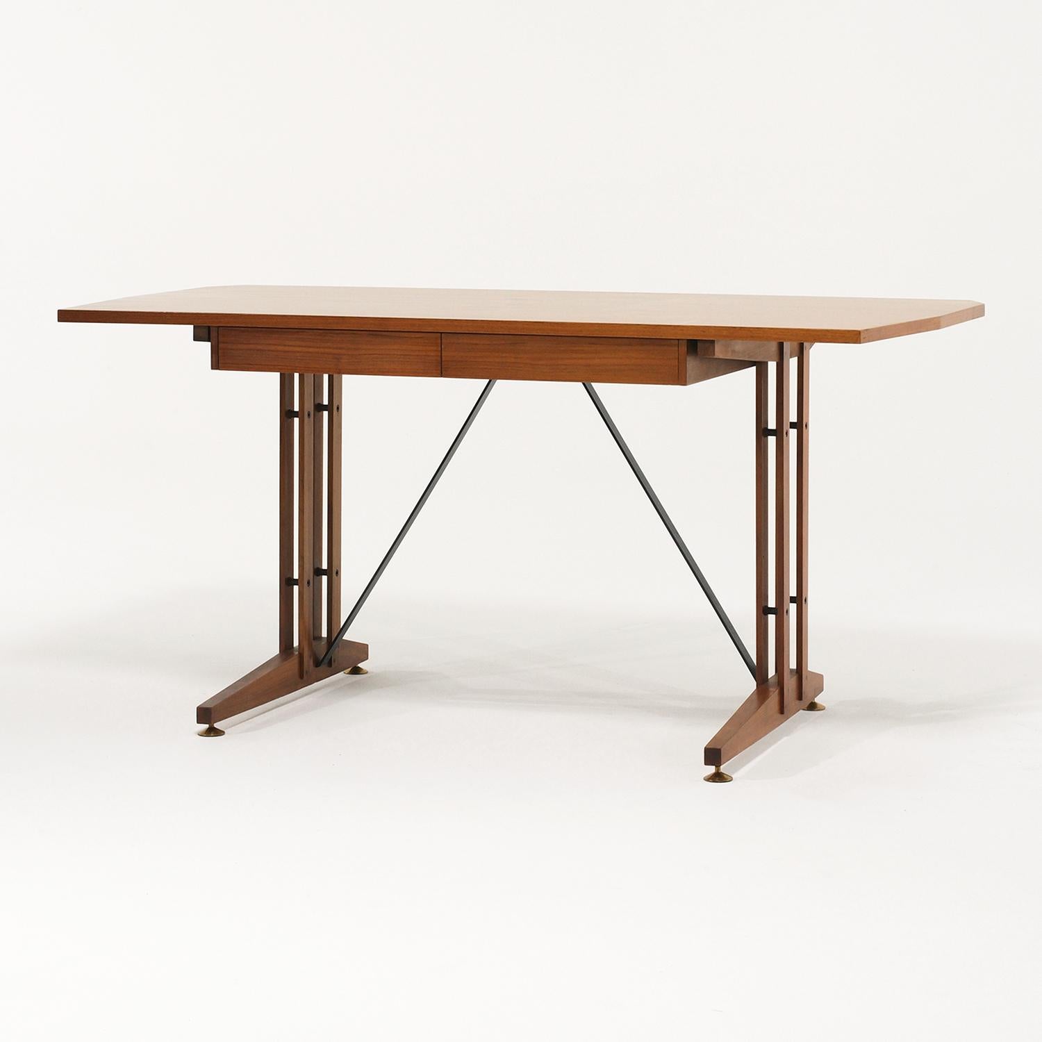 Italienischer Vintage-Schreibtisch aus Nussbaumholz im Stil von Carlo Ratti aus dem 20. Jahrhundert (Handgeschnitzt) im Angebot
