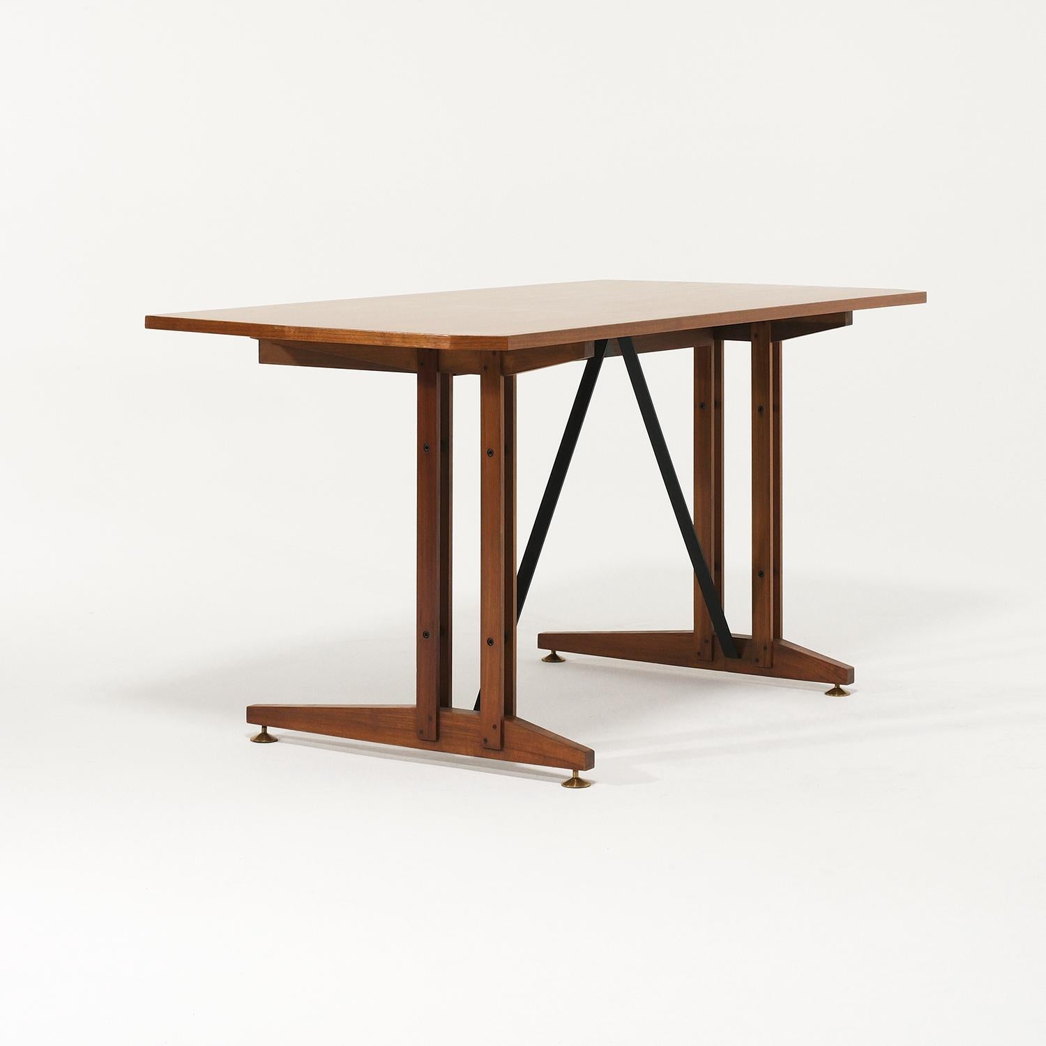 Italienischer Vintage-Schreibtisch aus Nussbaumholz im Stil von Carlo Ratti aus dem 20. Jahrhundert (Metall) im Angebot
