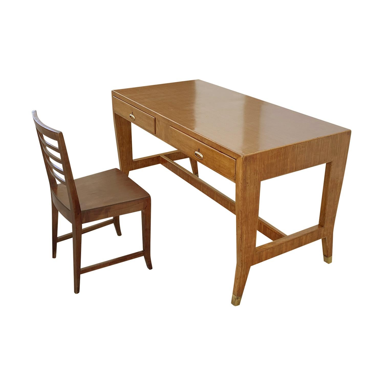 Table d'écriture autoportante, ensemble de bureau avec deux tiroirs et une chaise dépouillée en noyer travaillé à la main, en bon état. La grande table est composée d'un plateau en linoléum clair, rehaussé de ferrures en laiton détaillées, conçu par